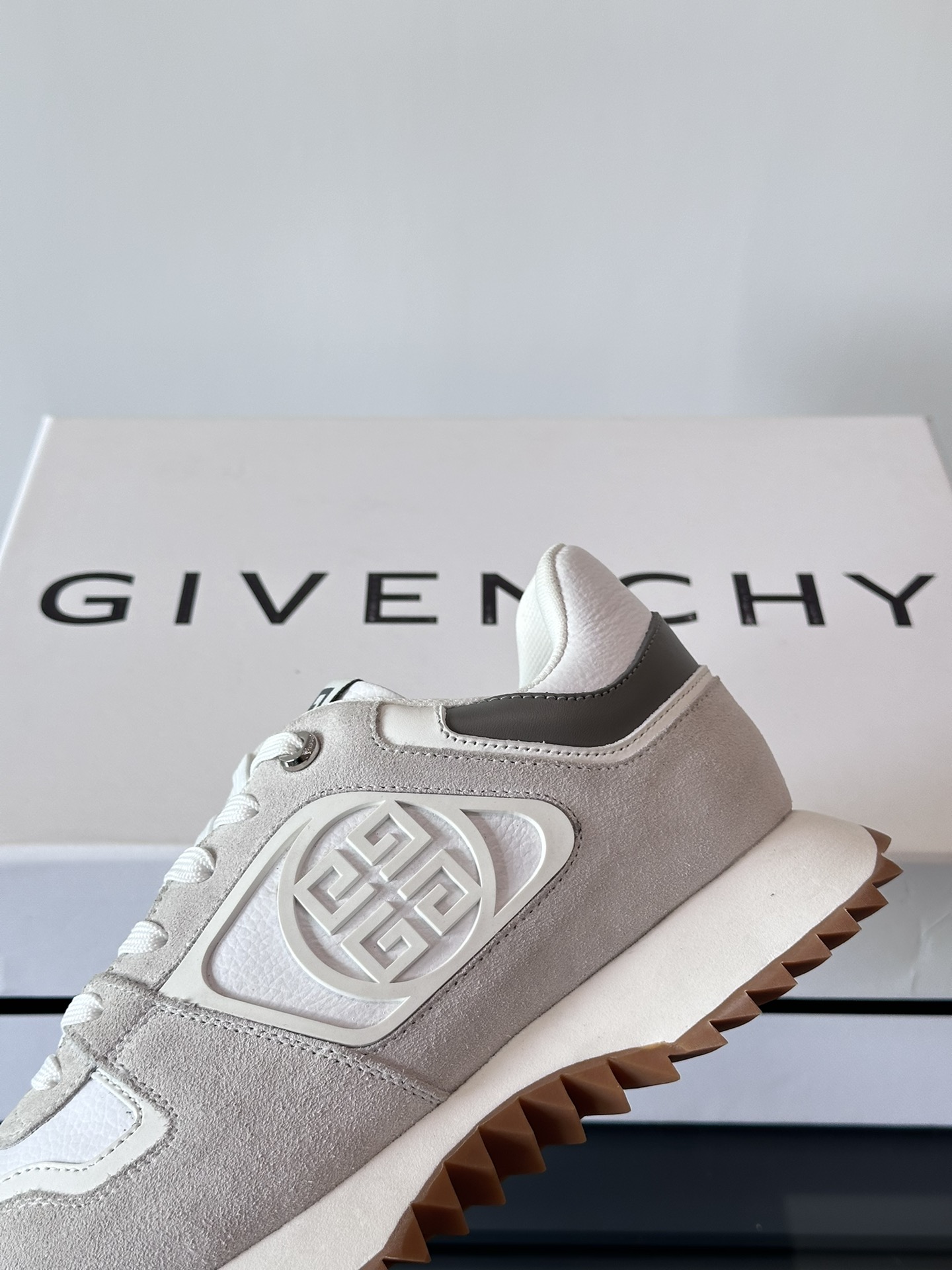 Givenchy 1 men's thick bottom heightening casual sneakers upper high quality calf leather splicing breathable fabric made! The upper is made of high-quality calf leather with breathable fabric. The effect on the feet is handsome and stylish, increasing height by 4CM to enhance the aura of the shoes, and the color-blocking design is adorned with the 4G logo and the three-dimensional GIVENCHY logo.