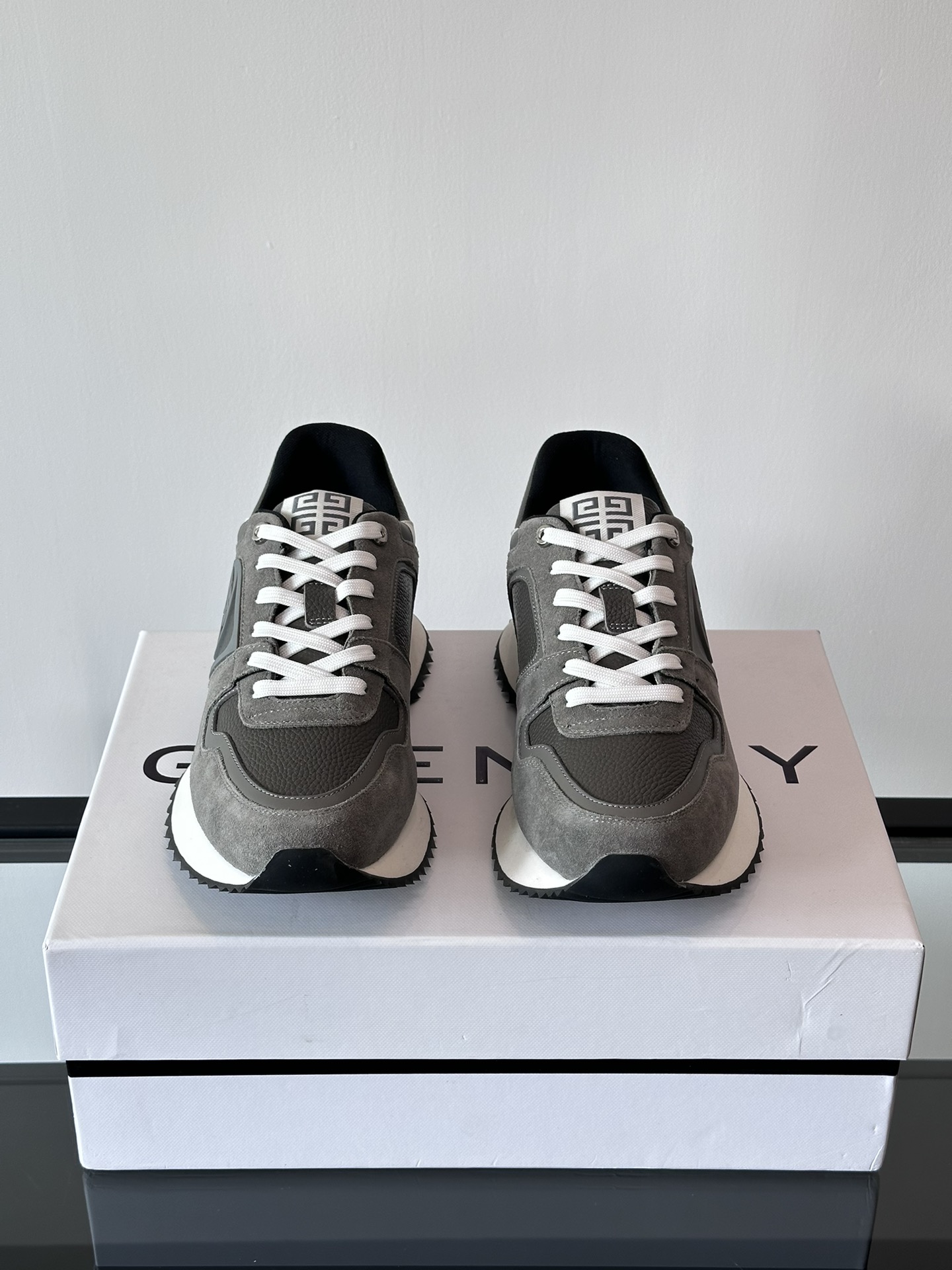 图片[2]-Givenchy 1男士厚底增高休闲运动鞋鞋面高品质小牛皮拼接透气布面制成！上脚效果帅气有型增高4CM提升气场鞋身撞色拼接设计饰有4G LOGO标志和立体GIVENCHY标志轻质TPU发泡大底脚感轻便舒适！
P840元 Size：38-45（38.45定做不退换）-高仿包包