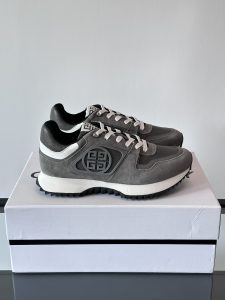 Givenchy 1 men's thick bottom heightening casual sneakers upper high quality calf leather splicing breathable fabric made! The upper is made of high-quality calf leather with breathable fabric. The effect on the feet is handsome and stylish, increasing height by 4CM to enhance the aura of the shoes, and the color-blocking design is adorned with the 4G logo and the three-dimensional GIVENCHY logo.
