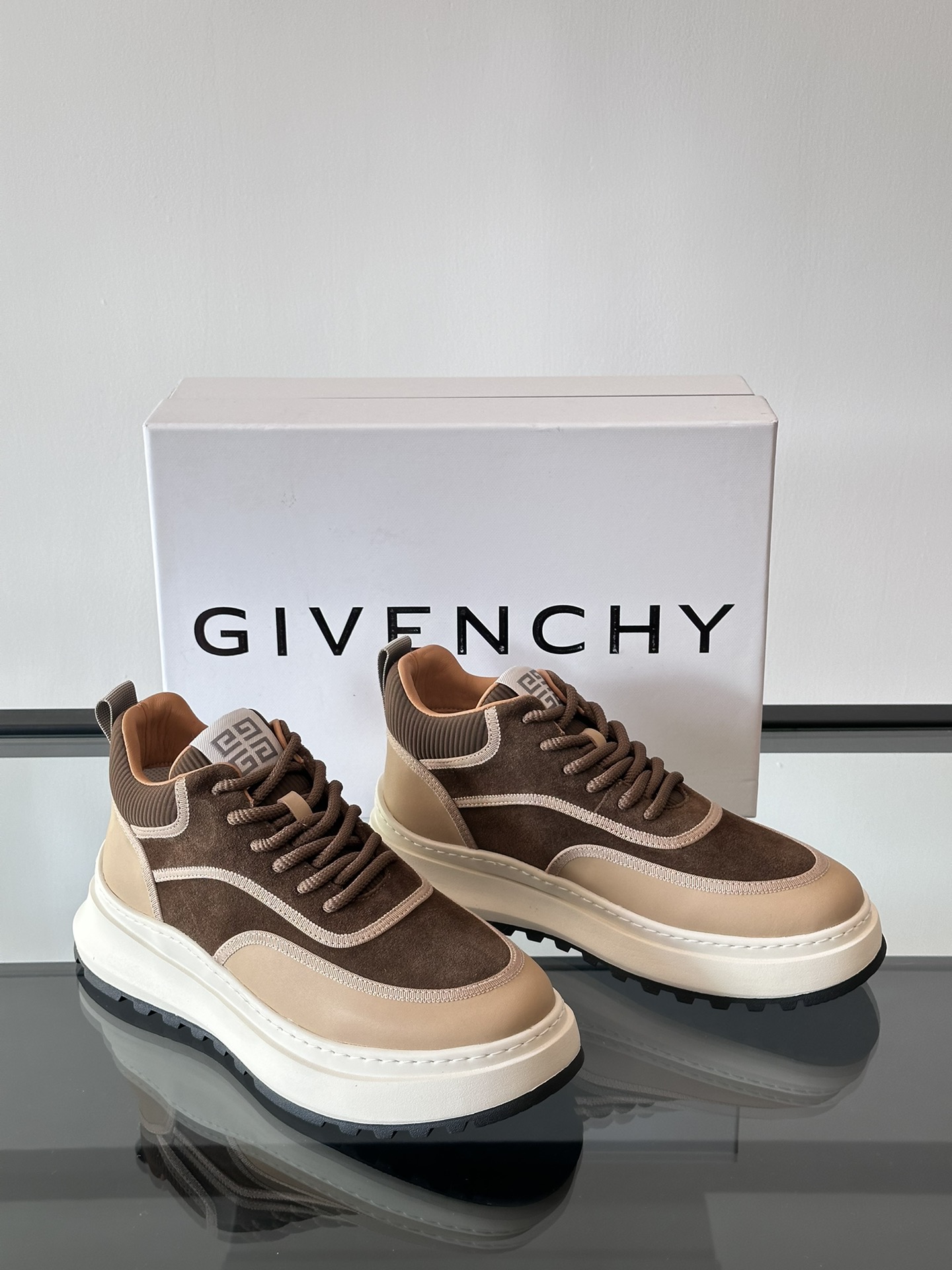 Givenchy 1 men's thick bottom height increase casual sneakers upper high quality calf leather splicing breathable fabric made! The upper is made of high-quality calf leather with breathable fabric. The effect on the feet is handsome and stylish, increasing the height by 4cm to enhance the atmosphere. 4G logo and three-dimensional GIVENCHY logo on the body of the shoes are decorated with color blocking design.