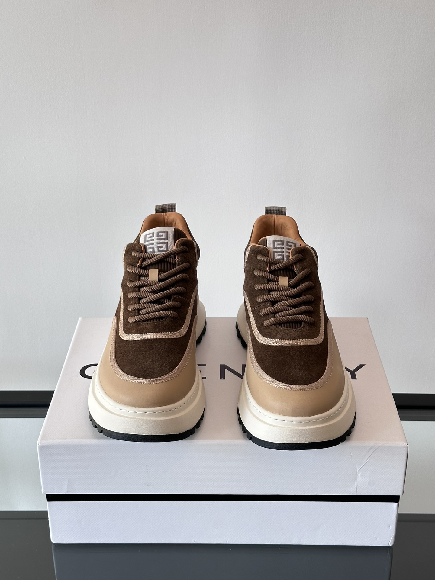 Givenchy 1 men's thick bottom height increase casual sneakers upper high quality calf leather splicing breathable fabric made! The upper is made of high-quality calf leather with breathable fabric. The effect on the feet is handsome and stylish, increasing the height by 4cm to enhance the atmosphere. 4G logo and three-dimensional GIVENCHY logo on the body of the shoes are decorated with color blocking design.