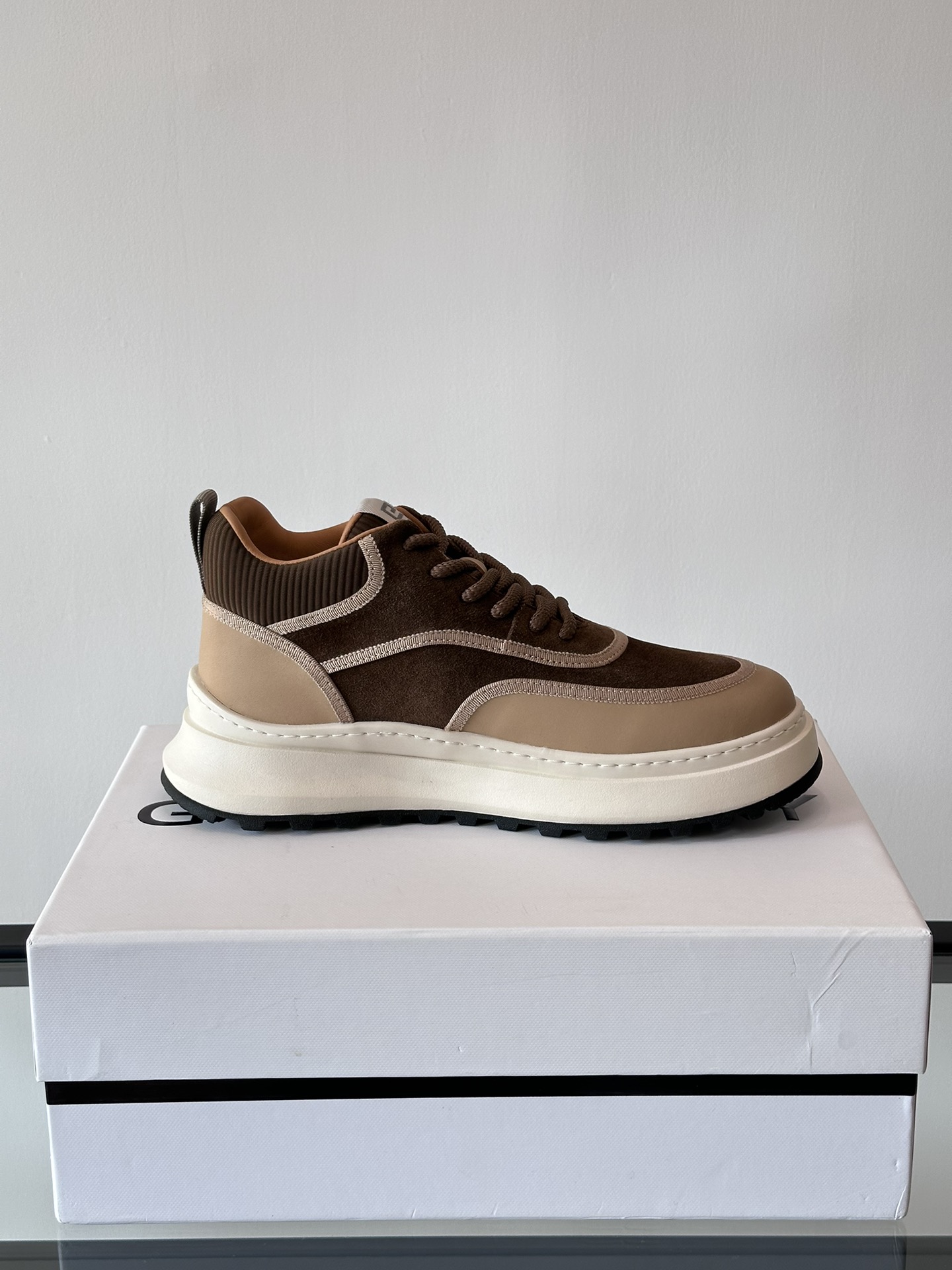 Givenchy 1 men's thick bottom height increase casual sneakers upper high quality calf leather splicing breathable fabric made! The upper is made of high-quality calf leather with breathable fabric. The effect on the feet is handsome and stylish, increasing the height by 4cm to enhance the atmosphere. 4G logo and three-dimensional GIVENCHY logo on the body of the shoes are decorated with color blocking design.