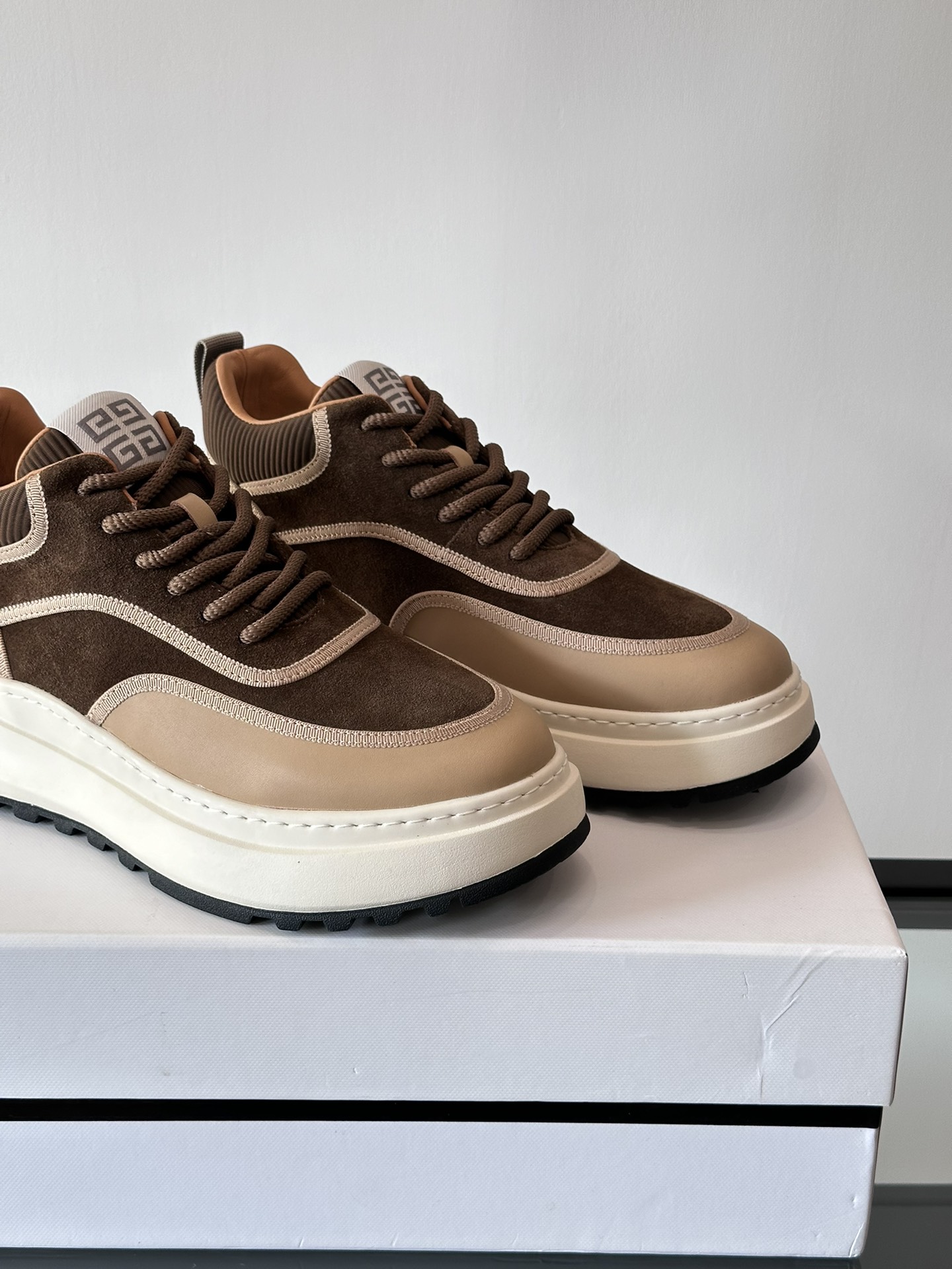 Givenchy 1 men's thick bottom height increase casual sneakers upper high quality calf leather splicing breathable fabric made! The upper is made of high-quality calf leather with breathable fabric. The effect on the feet is handsome and stylish, increasing the height by 4cm to enhance the atmosphere. 4G logo and three-dimensional GIVENCHY logo on the body of the shoes are decorated with color blocking design.