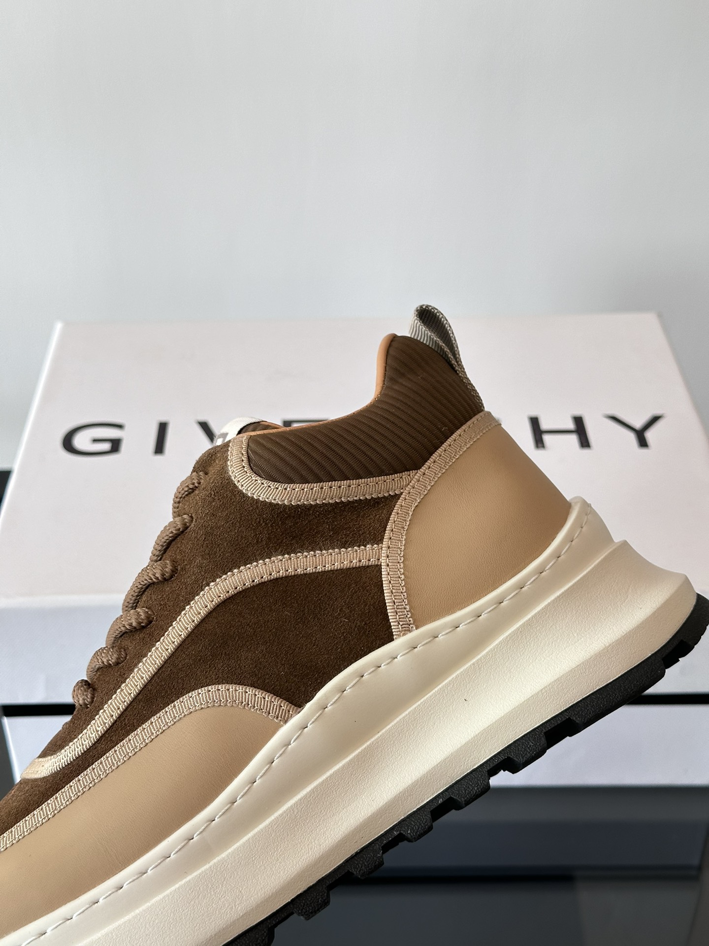 Givenchy 1 men's thick bottom height increase casual sneakers upper high quality calf leather splicing breathable fabric made! The upper is made of high-quality calf leather with breathable fabric. The effect on the feet is handsome and stylish, increasing the height by 4cm to enhance the atmosphere. 4G logo and three-dimensional GIVENCHY logo on the body of the shoes are decorated with color blocking design.
