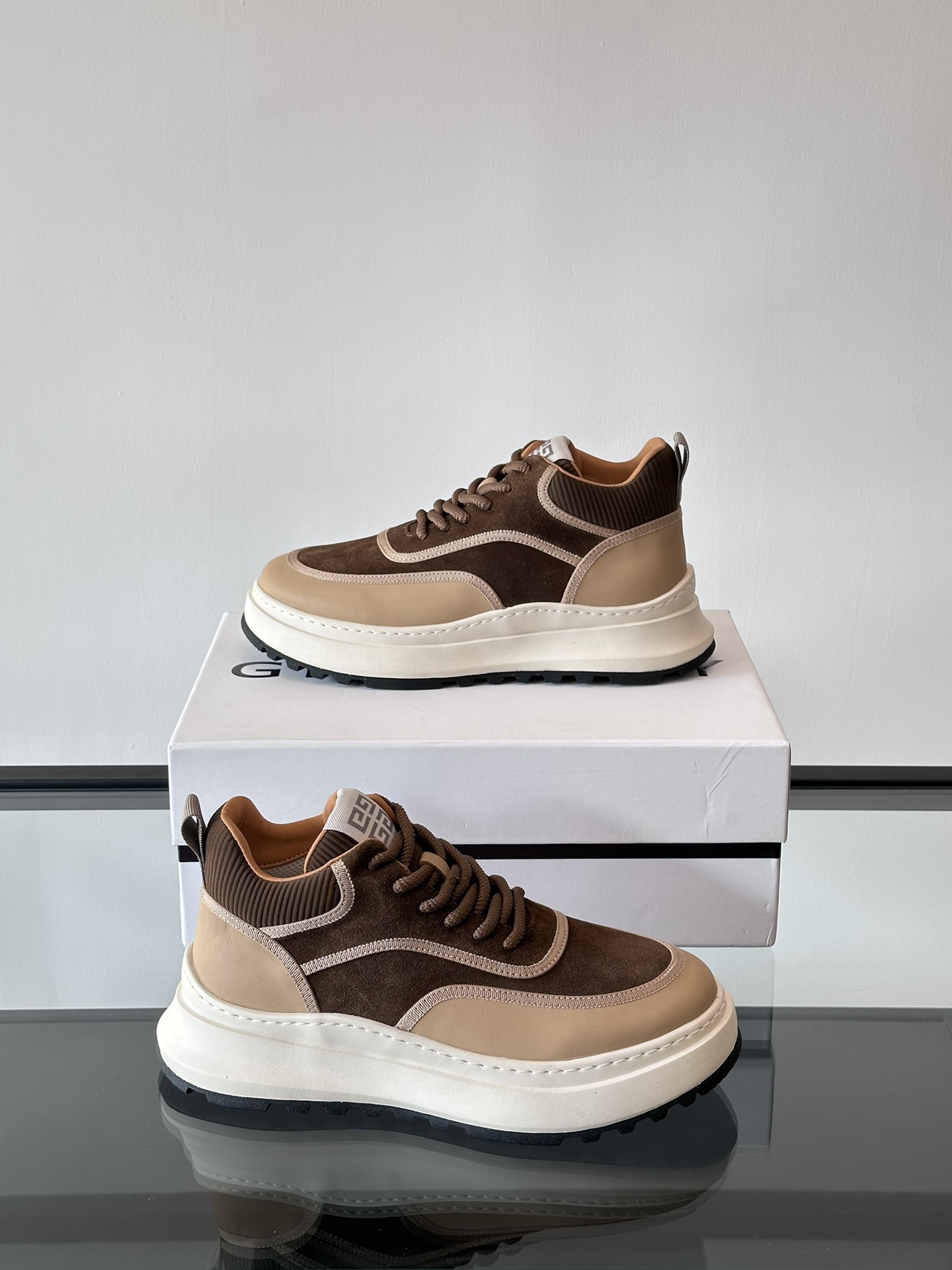 Givenchy 1 men's thick bottom height increase casual sneakers upper high quality calf leather splicing breathable fabric made! The upper is made of high-quality calf leather with breathable fabric. The effect on the feet is handsome and stylish, increasing the height by 4cm to enhance the atmosphere. 4G logo and three-dimensional GIVENCHY logo on the body of the shoes are decorated with color blocking design.