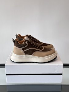 Givenchy 1 men's thick bottom height increase casual sneakers upper high quality calf leather splicing breathable fabric made! The upper is made of high-quality calf leather with breathable fabric. The effect on the feet is handsome and stylish, increasing the height by 4cm to enhance the atmosphere. 4G logo and three-dimensional GIVENCHY logo on the body of the shoes are decorated with color blocking design.