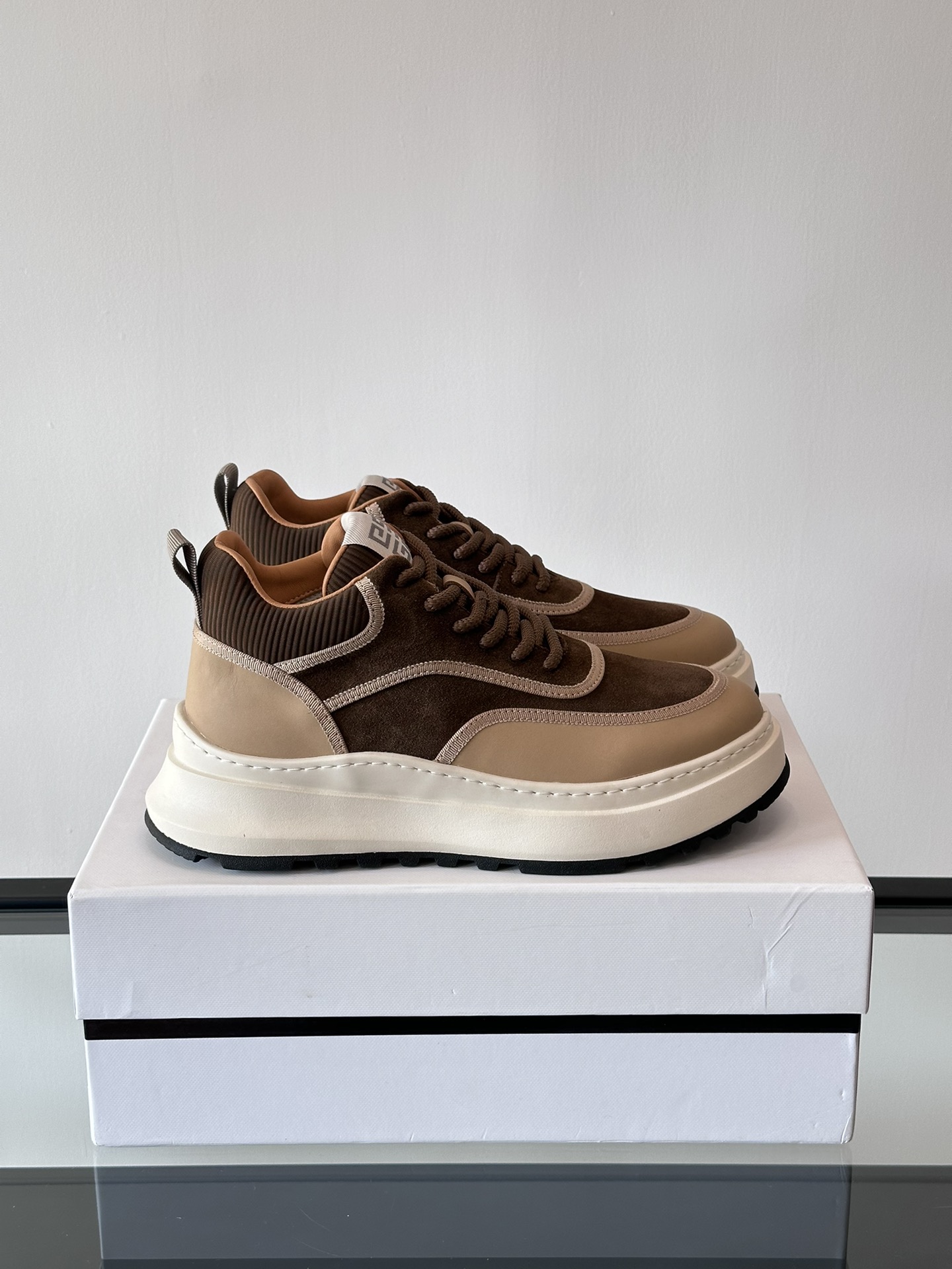 Givenchy 1 men's thick bottom height increase casual sneakers upper high quality calf leather splicing breathable fabric made! The upper is made of high-quality calf leather with breathable fabric. The effect on the feet is handsome and stylish, increasing the height by 4cm to enhance the atmosphere. 4G logo and three-dimensional GIVENCHY logo on the body of the shoes are decorated with color blocking design.