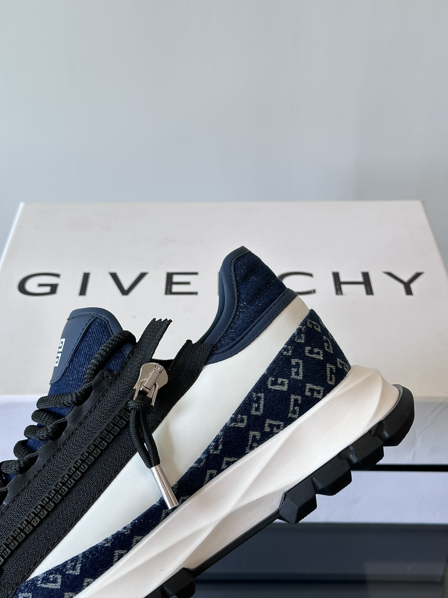 图片[7]-Givenchy Spectre低帮慢跑气垫运动鞋侧面饰以4G LOGO拉链搭配同系配色织带饰带设有织物和金属拉链头科技鞋带搭配4G LOGO抽绳侧面饰以GIVENCHY LOGO印花轻盈科技气垫鞋底脚感非常舒适！P860元 Size：39-44（38 45定）-高仿包包