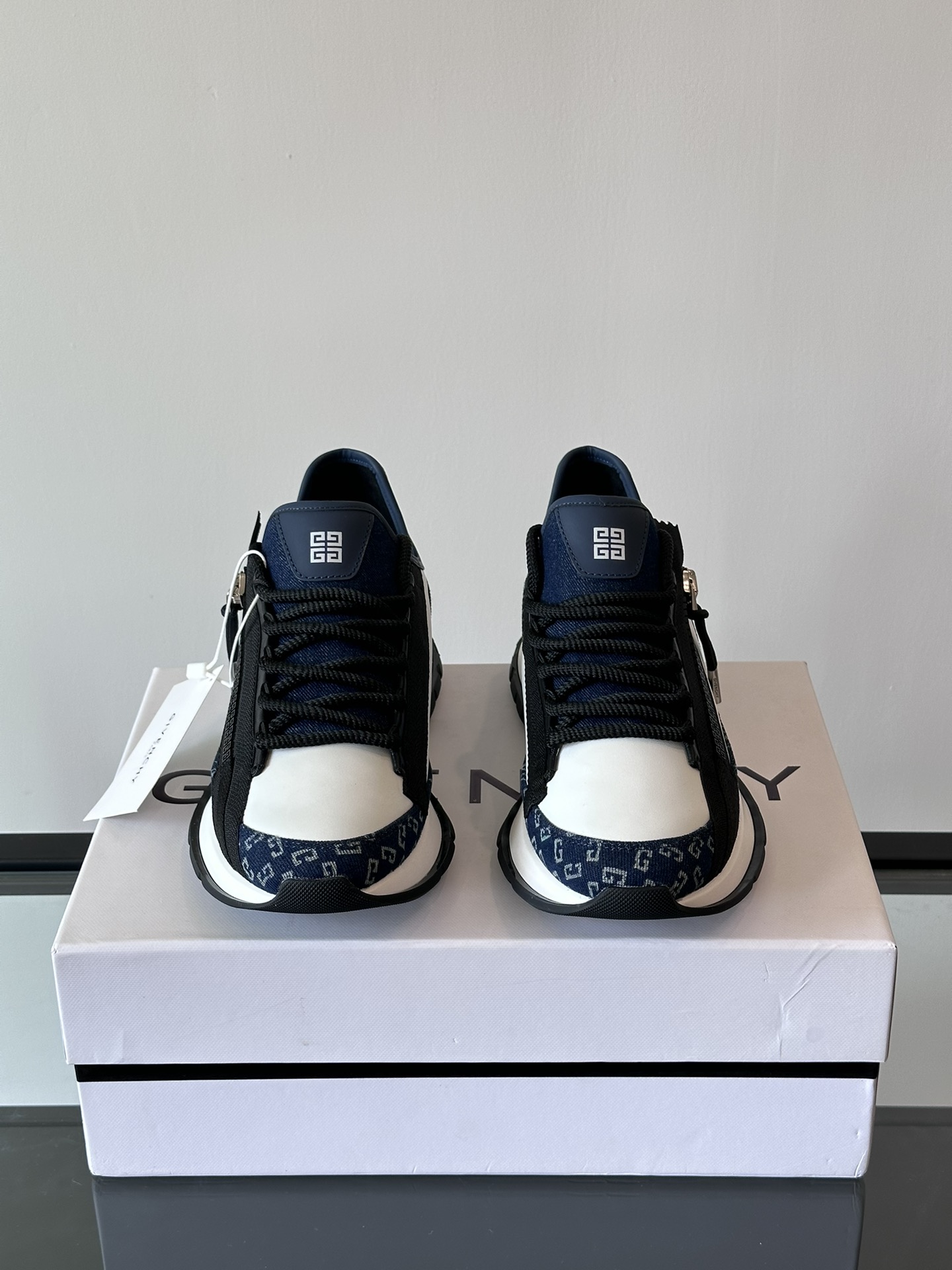 图片[2]-Givenchy Spectre低帮慢跑气垫运动鞋侧面饰以4G LOGO拉链搭配同系配色织带饰带设有织物和金属拉链头科技鞋带搭配4G LOGO抽绳侧面饰以GIVENCHY LOGO印花轻盈科技气垫鞋底脚感非常舒适！P860元 Size：39-44（38 45定）-高仿包包