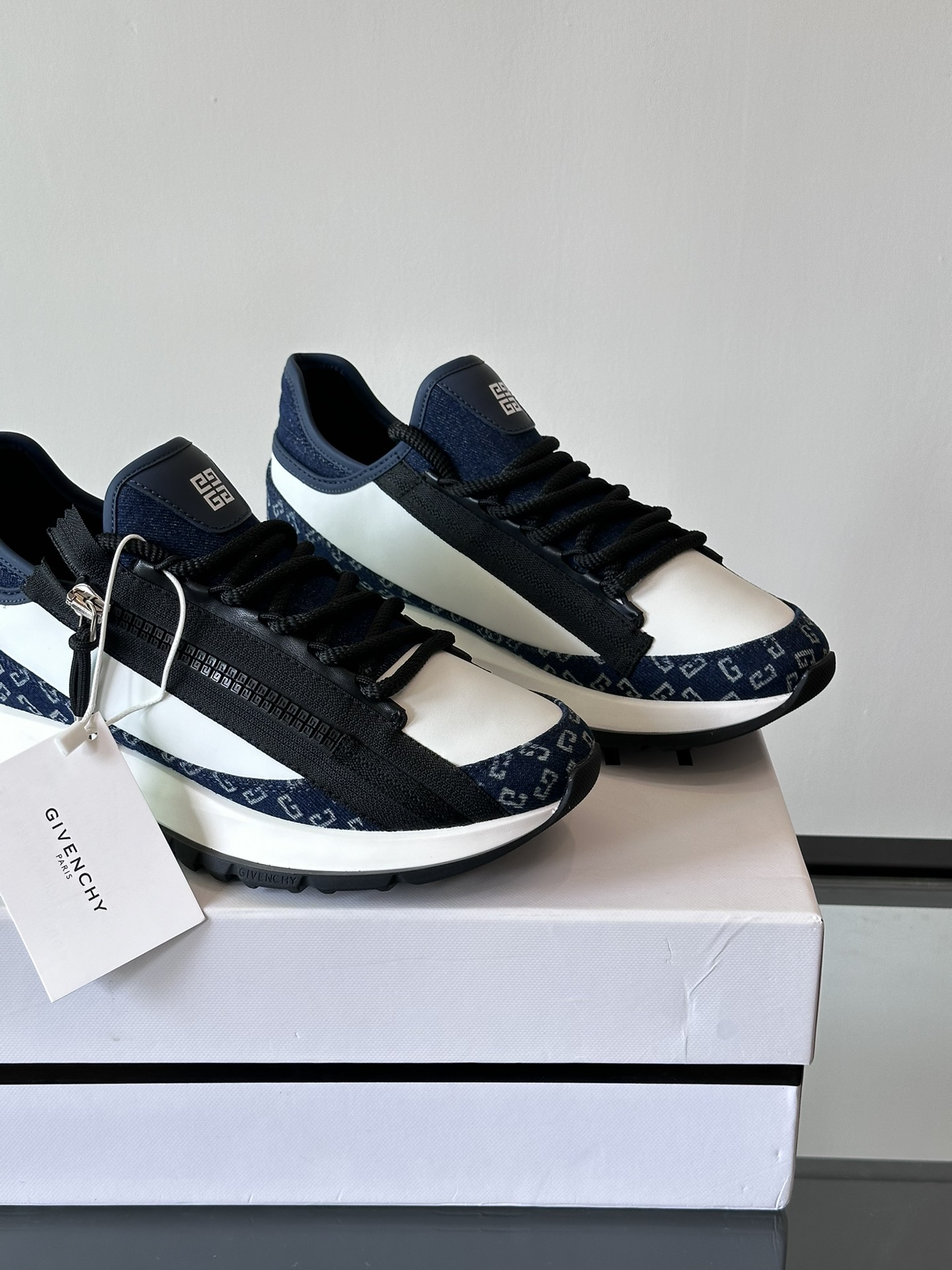 图片[8]-Givenchy Spectre低帮慢跑气垫运动鞋侧面饰以4G LOGO拉链搭配同系配色织带饰带设有织物和金属拉链头科技鞋带搭配4G LOGO抽绳侧面饰以GIVENCHY LOGO印花轻盈科技气垫鞋底脚感非常舒适！P860元 Size：39-44（38 45定）-高仿包包