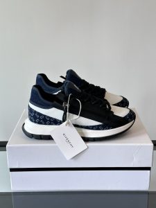 Givenchy Spectre low-top jogging air cushion sneakers with 4G logo zipper on the side with matching colorway webbing accents feature fabric and metal zipper head tech laces with 4G logo drawstring GIVENCHY logo print on the side Lightweight tech air cushion sole is very comfortable on the feet!P860 Size: 39-44 (38 45 fixed)