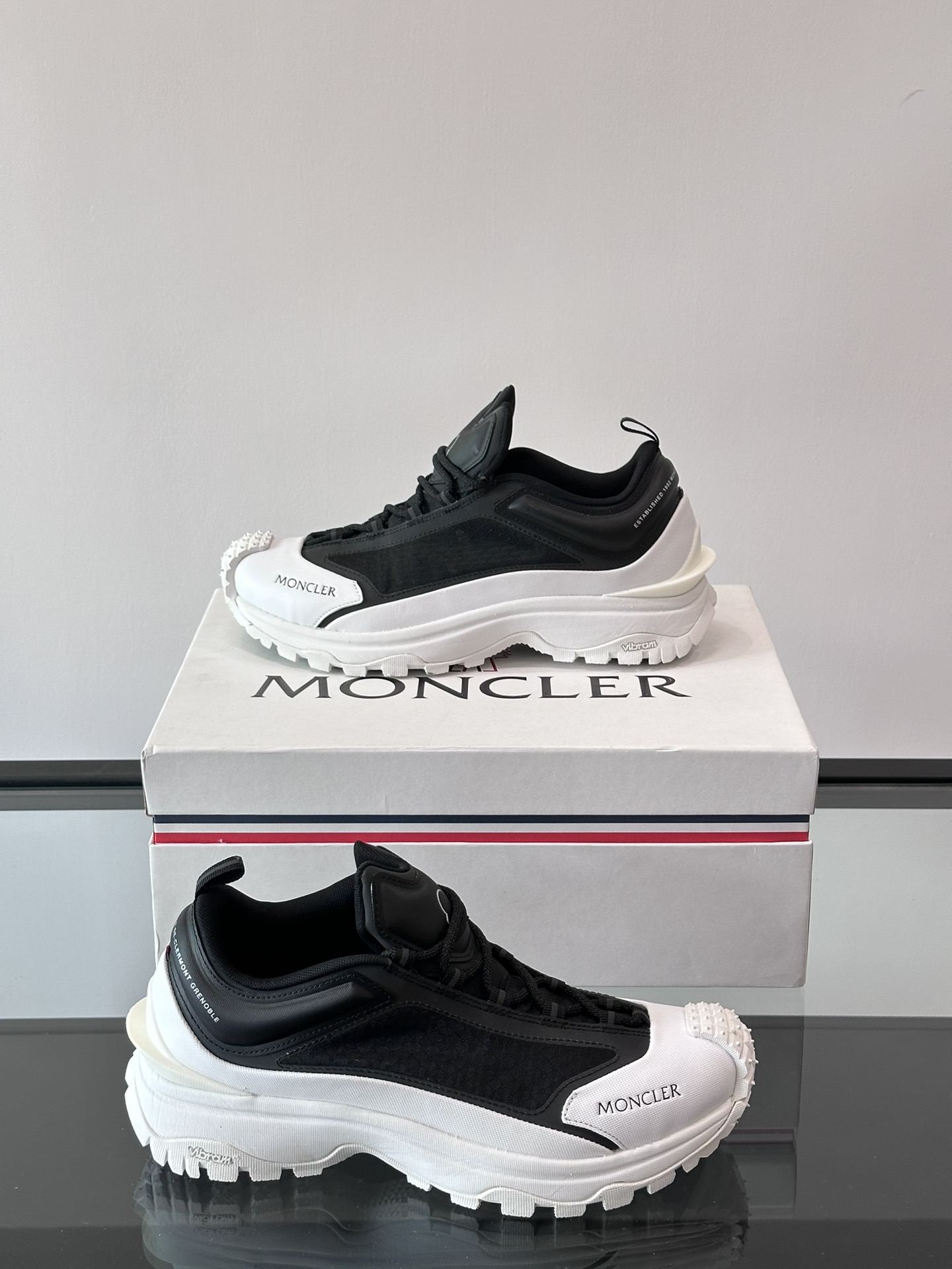 Moncler/Moncler Couple's 👫 Lace-up Casual Sneakers have a comfortable non-slip performance made of one-piece molded imported fly-knit technology fabric combines innovation, functionality and graphic details in one interpretation of the trend of fashion outsole TPU + rubber + high elasticity rubber foam molding combination with high elasticity and high abrasion resistance to improve comfort!P1040 Size: 36-46