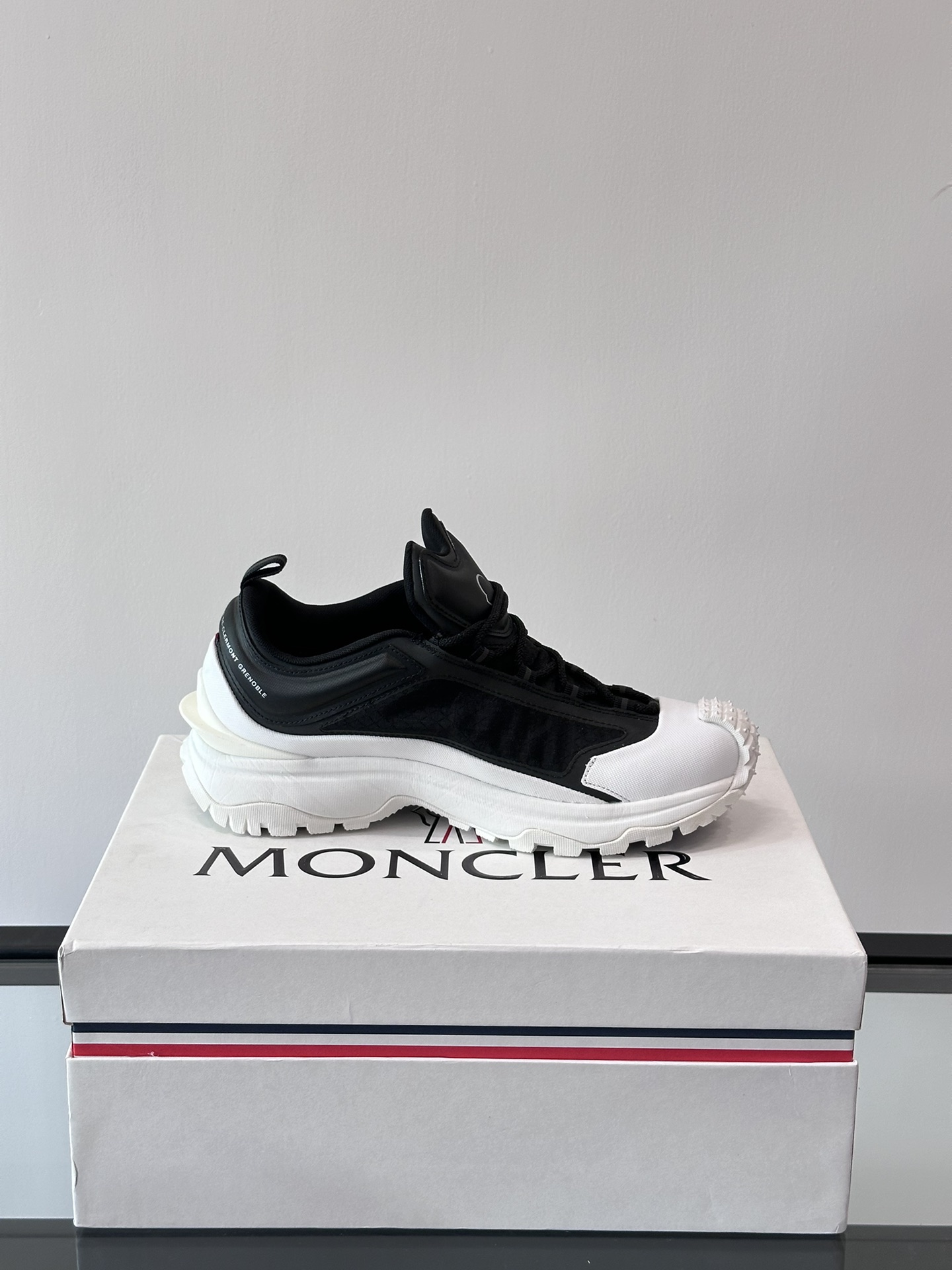 Moncler/Moncler Couple's 👫 Lace-up Casual Sneakers have a comfortable non-slip performance made of one-piece molded imported fly-knit technology fabric combines innovation, functionality and graphic details in one interpretation of the trend of fashion outsole TPU + rubber + high elasticity rubber foam molding combination with high elasticity and high abrasion resistance to improve comfort!P1040 Size: 36-46
