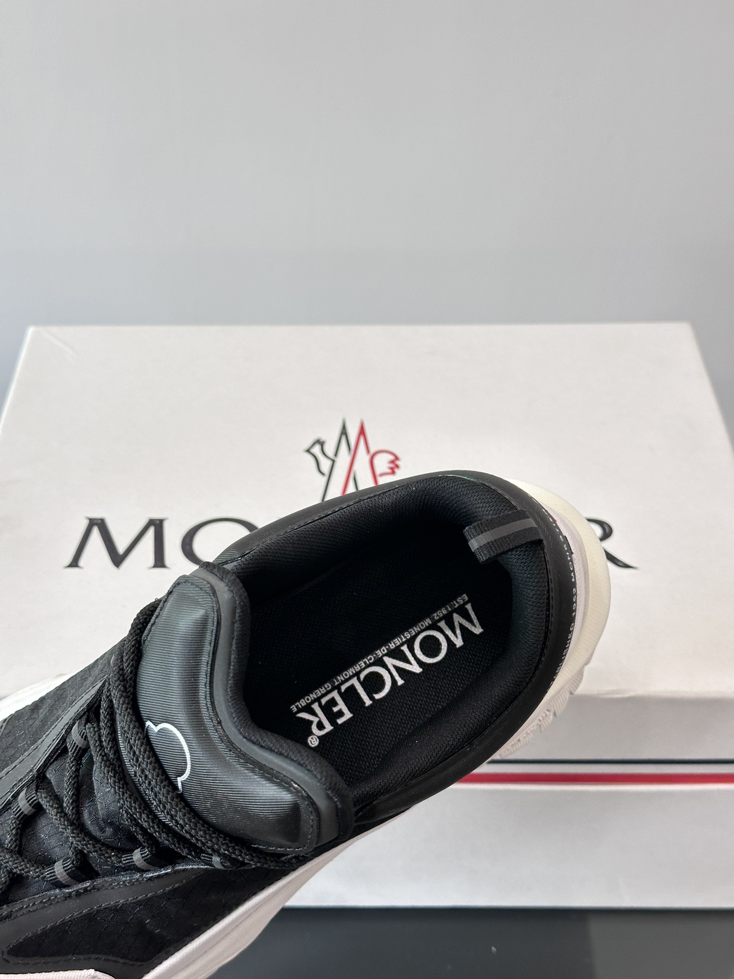 Moncler/Moncler Couple's 👫 Lace-up Casual Sneakers have a comfortable non-slip performance made of one-piece molded imported fly-knit technology fabric combines innovation, functionality and graphic details in one interpretation of the trend of fashion outsole TPU + rubber + high elasticity rubber foam molding combination with high elasticity and high abrasion resistance to improve comfort!P1040 Size: 36-46