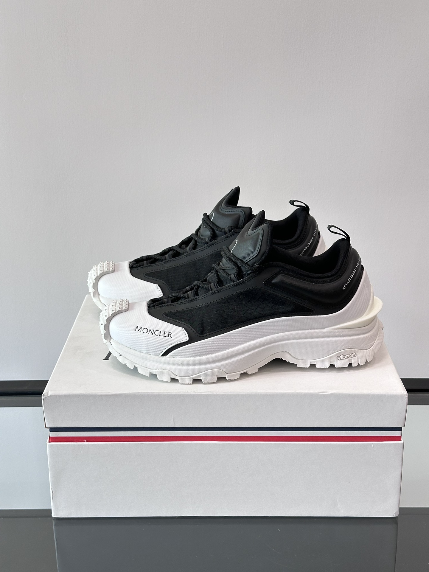 Moncler/Moncler Couple's 👫 Lace-up Casual Sneakers have a comfortable non-slip performance made of one-piece molded imported fly-knit technology fabric combines innovation, functionality and graphic details in one interpretation of the trend of fashion outsole TPU + rubber + high elasticity rubber foam molding combination with high elasticity and high abrasion resistance to improve comfort!P1040 Size: 36-46