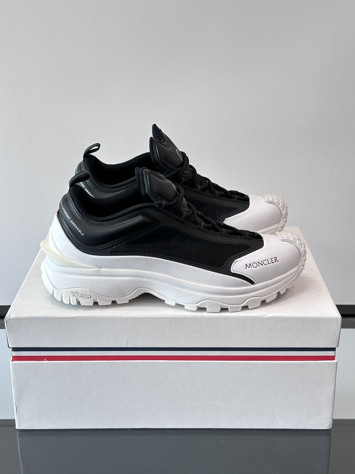 Moncler/Moncler Couple's 👫 Lace-up Casual Sneakers have a comfortable non-slip performance made of one-piece molded imported fly-knit technology fabric combines innovation, functionality and graphic details in one interpretation of the trend of fashion outsole TPU + rubber + high elasticity rubber foam molding combination with high elasticity and high abrasion resistance to improve comfort!P1040 Size: 36-46