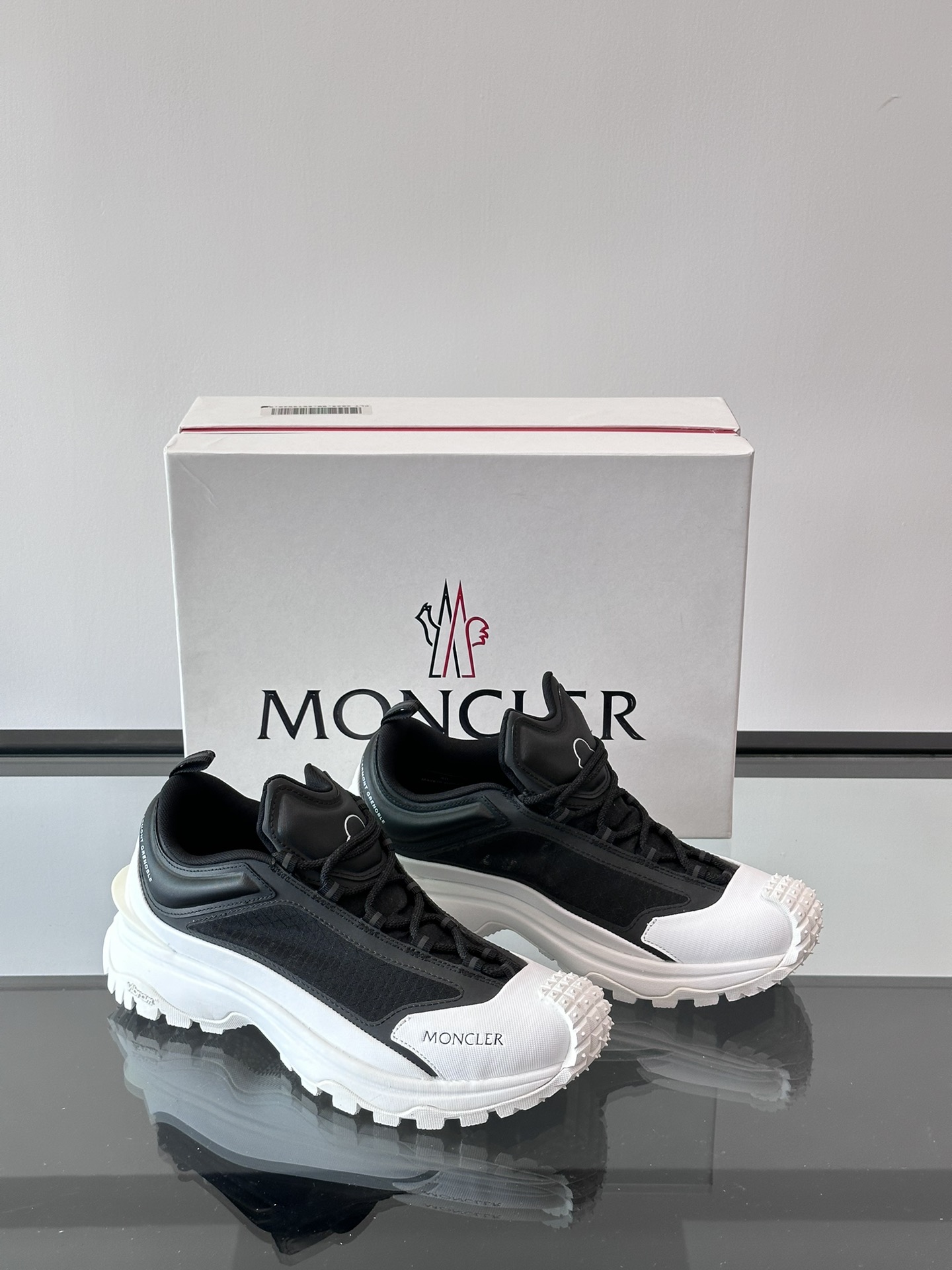 Moncler/Moncler Couple's 👫 Lace-up Casual Sneakers have a comfortable non-slip performance made of one-piece molded imported fly-knit technology fabric combines innovation, functionality and graphic details in one interpretation of the trend of fashion outsole TPU + rubber + high elasticity rubber foam molding combination with high elasticity and high abrasion resistance to improve comfort!P1040 Size: 36-46