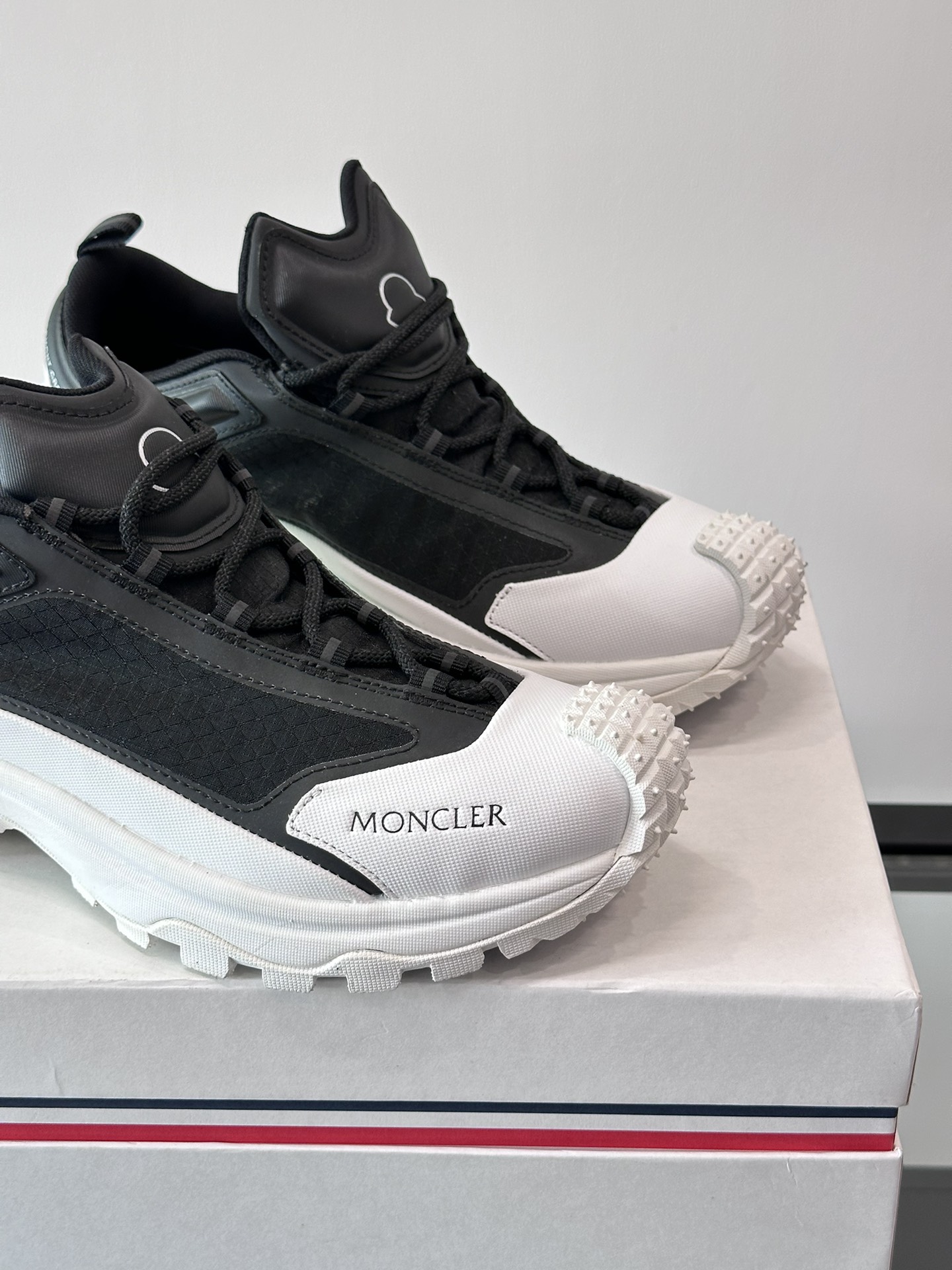 Moncler/Moncler Couple's 👫 Lace-up Casual Sneakers have a comfortable non-slip performance made of one-piece molded imported fly-knit technology fabric combines innovation, functionality and graphic details in one interpretation of the trend of fashion outsole TPU + rubber + high elasticity rubber foam molding combination with high elasticity and high abrasion resistance to improve comfort!P1040 Size: 36-46