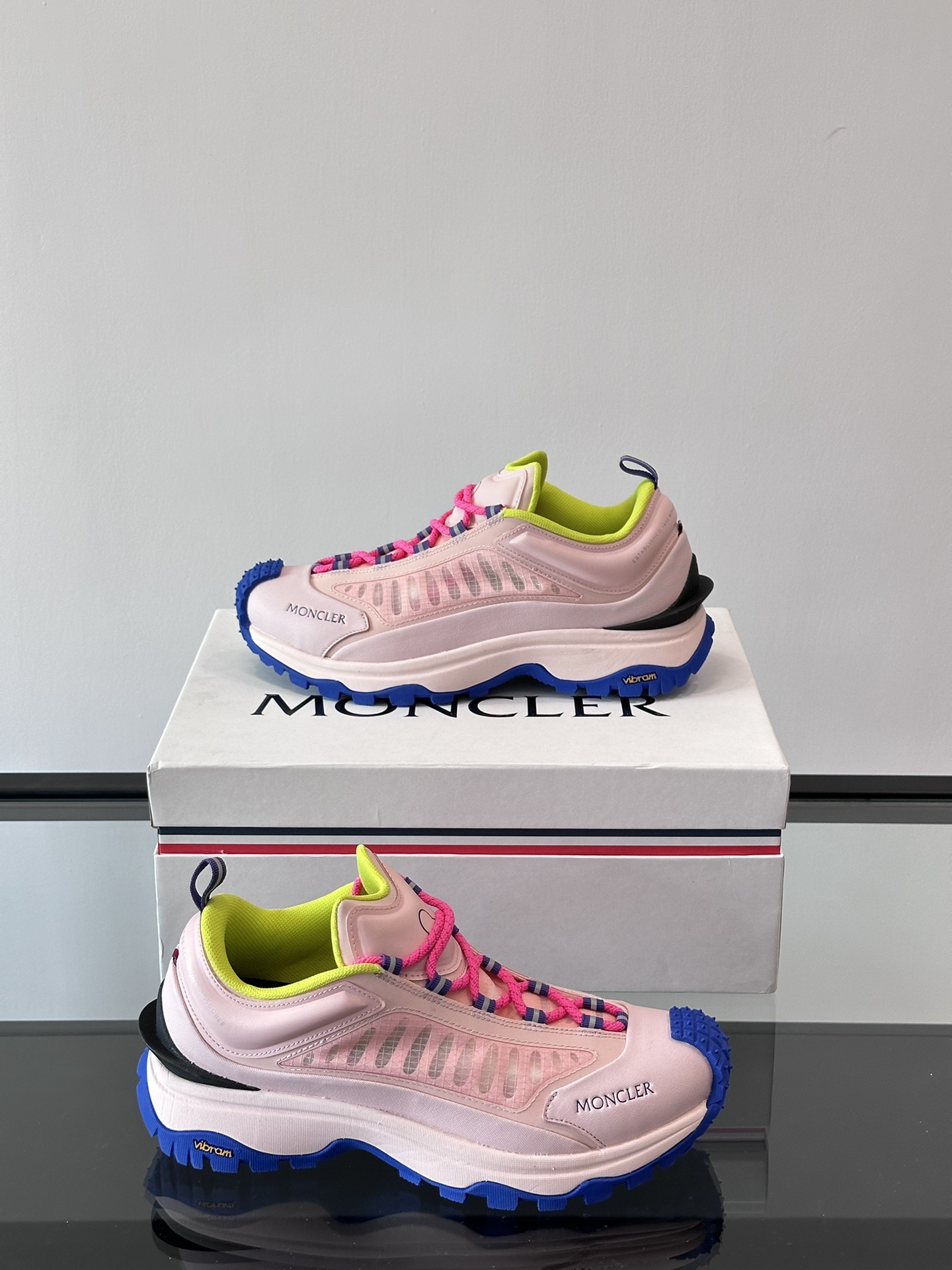Moncler/moncler lace-up casual sneakers have a comfortable non-slip performance made of one-piece imported fly-knit technology fabrics combine innovation, functionality and graphic details in one interpretation of the trend of fashion outsole TPU + rubber + high elasticity rubber foam combination molding has a high degree of elasticity and high abrasion resistance to improve the comfort!P1040 Size: 36-42