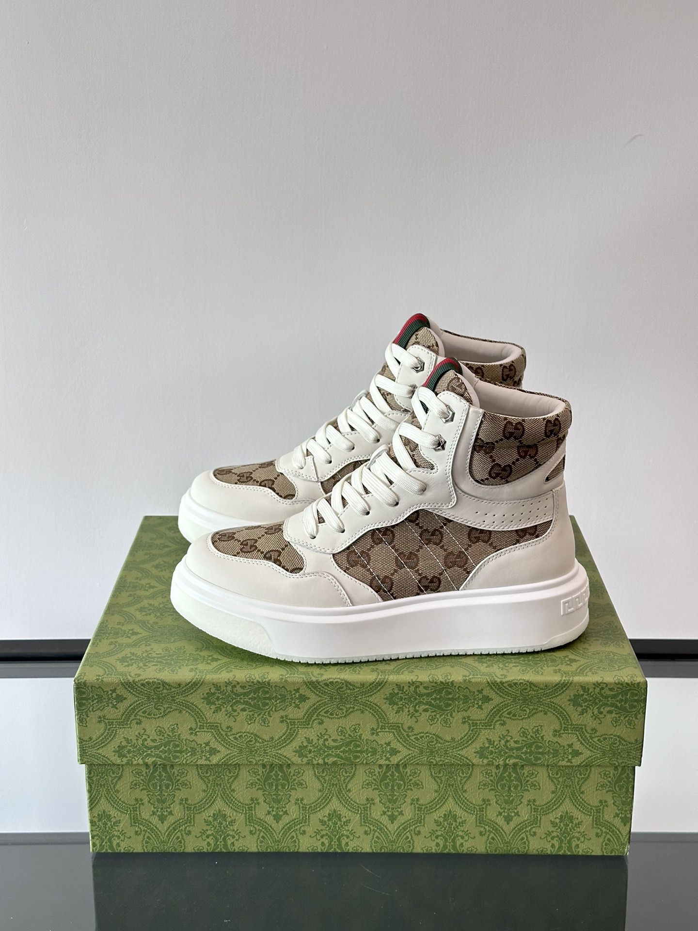 图片[3]-◾️▫️Gucci男士GG高帮运动鞋选用进口牛皮打造简约舒适版内里头层牛皮鞋舌装饰品牌logo细节精细头层水染牛皮内里打造舒适脚感！
P1080元 Size：38-44（45定做）-高仿包包