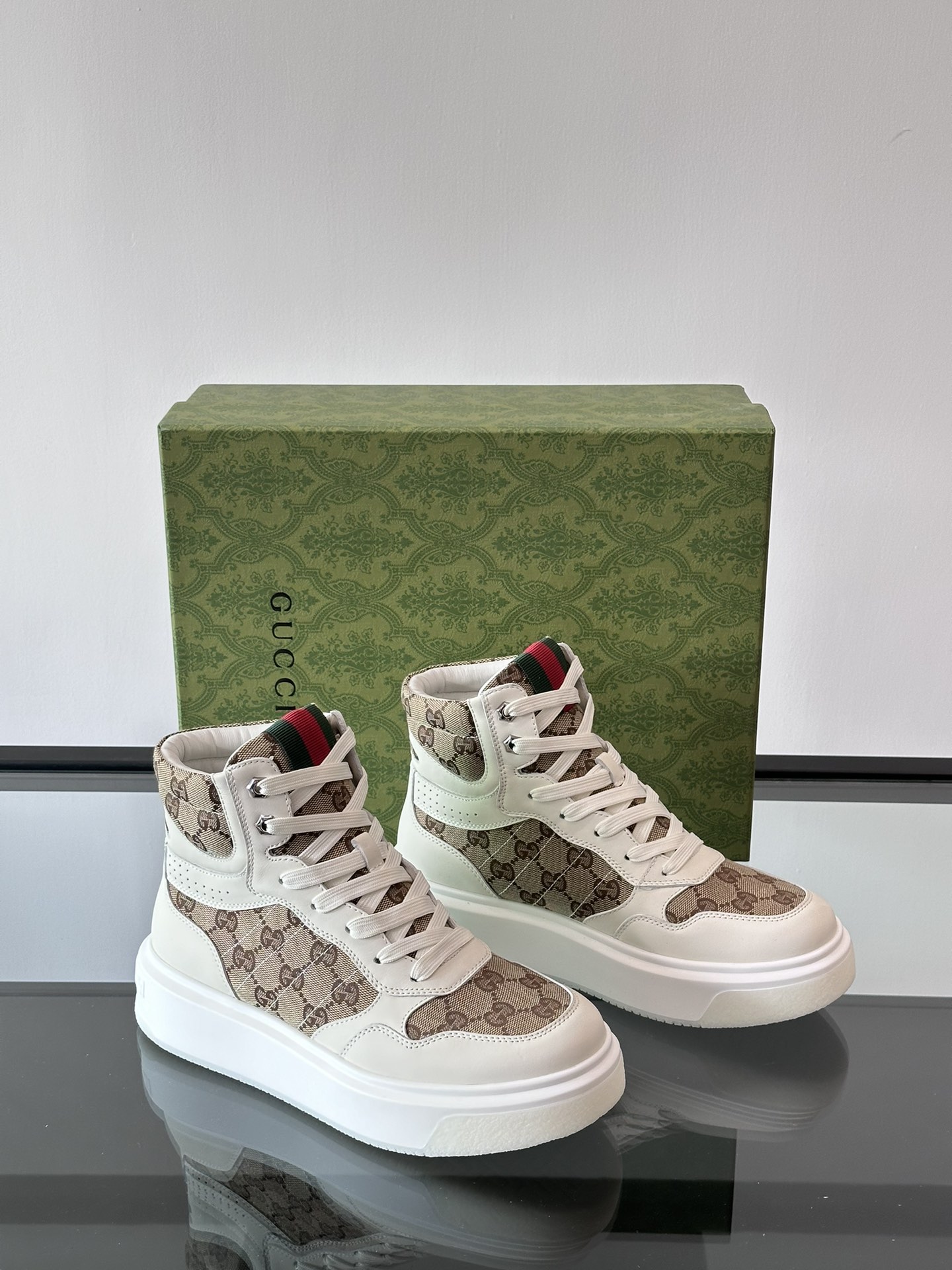 图片[5]-◾️▫️Gucci男士GG高帮运动鞋选用进口牛皮打造简约舒适版内里头层牛皮鞋舌装饰品牌logo细节精细头层水染牛皮内里打造舒适脚感！
P1080元 Size：38-44（45定做）-高仿包包