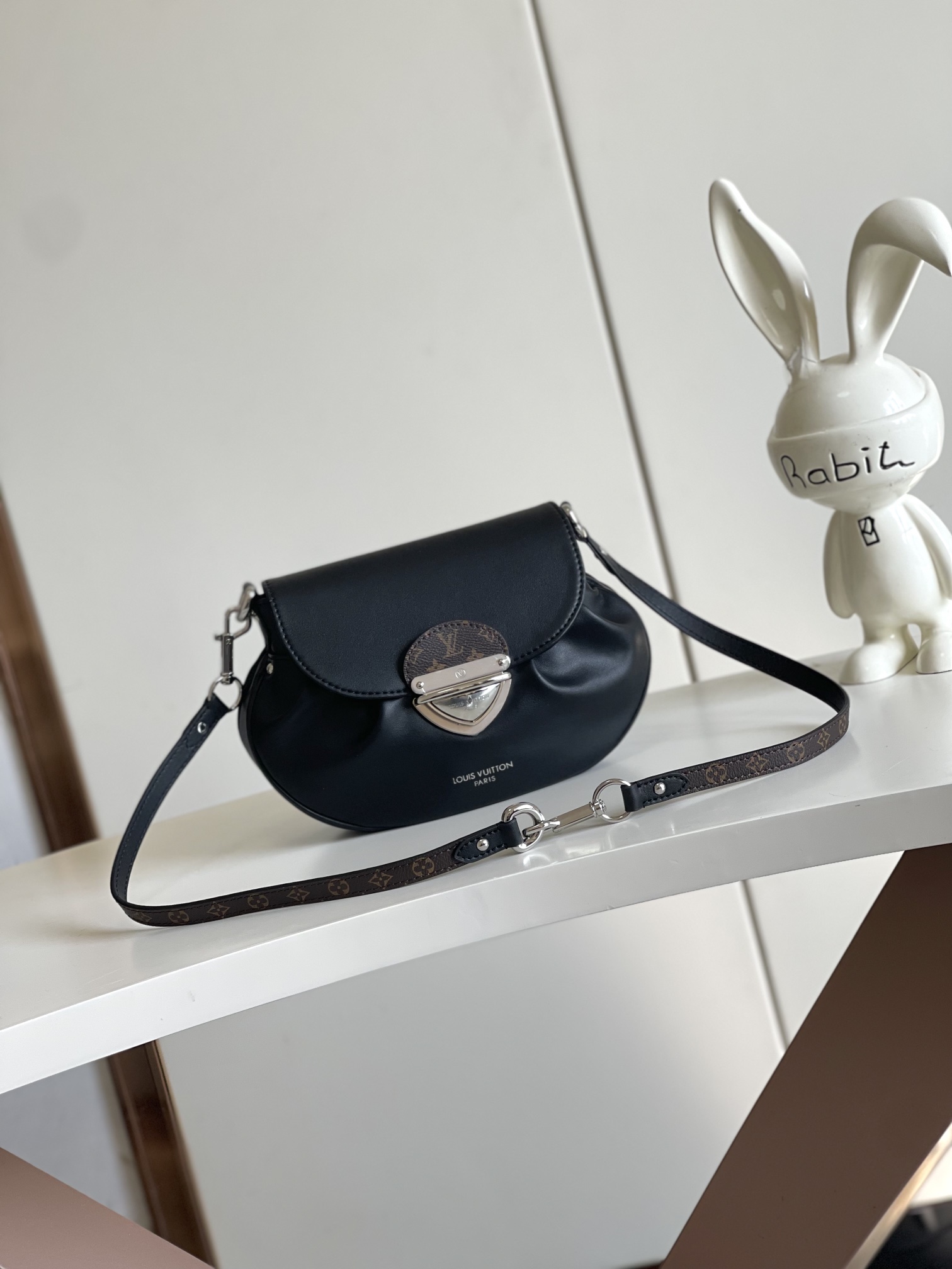 P1060 Transcoder Chip   M12192 Dynamic code change Louis Vuitton presents the Sunset Vibe bag in a new collection of lustrous sheepskin, Monogram canvas elements and LV buckles for a vintage-inspired look. Pockets for easy storage on-the-go. Removable shoulder strap for versatile carrying. 27.0 x 18.0 x 3.0 cm (L x H x W).- Sheep leather- Cowhide trim- Fabric lining- Metal parts- Buckle- Inside patch pockets- Front patch pocket- Shoulder strap: detachable and adjustable- Strap half-length: 23.0 cm- Adjustable strap half-length: 48.5 cm.