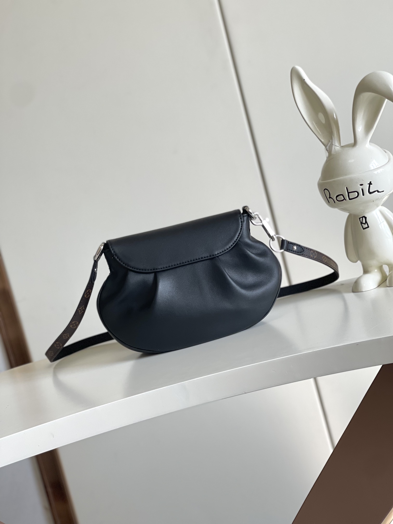 P1060 Transcoder Chip   M12192 Dynamic code change Louis Vuitton presents the Sunset Vibe bag in a new collection of lustrous sheepskin, Monogram canvas elements and LV buckles for a vintage-inspired look. Pockets for easy storage on-the-go. Removable shoulder strap for versatile carrying. 27.0 x 18.0 x 3.0 cm (L x H x W).- Sheep leather- Cowhide trim- Fabric lining- Metal parts- Buckle- Inside patch pockets- Front patch pocket- Shoulder strap: detachable and adjustable- Strap half-length: 23.0 cm- Adjustable strap half-length: 48.5 cm.