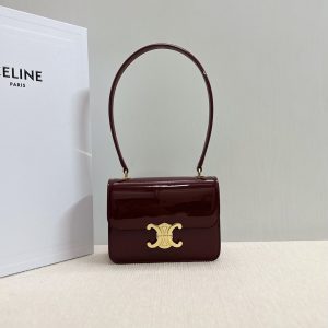 P1700 CELINE24｜TEEN GARANCE漆面牛皮革手袋-

极致丝滑✨新品GARANCE
CELINE的黄金60年代一定要拥有的漆皮手袋🎩
-恰到好处的精致感纯粹又优雅
-精致黑金～神秘又迷人搭配秋冬色系高级感爆棚💯
-全新设计手挽肩带～相较传统腋下包更舒适、更加挺括有型🆙
看过秀的姐妹～应该都会被迷倒吧🤩
牛皮革羊皮革衬里肩背和手提TRIOMPHE金属锁扣3个内侧隔层1个内侧拉链口袋1个内侧扁平口袋皮革提手长24cm
尺寸：18.5x13x6cm（配原版包装）
款号：118053漆皮酒红-高仿包包