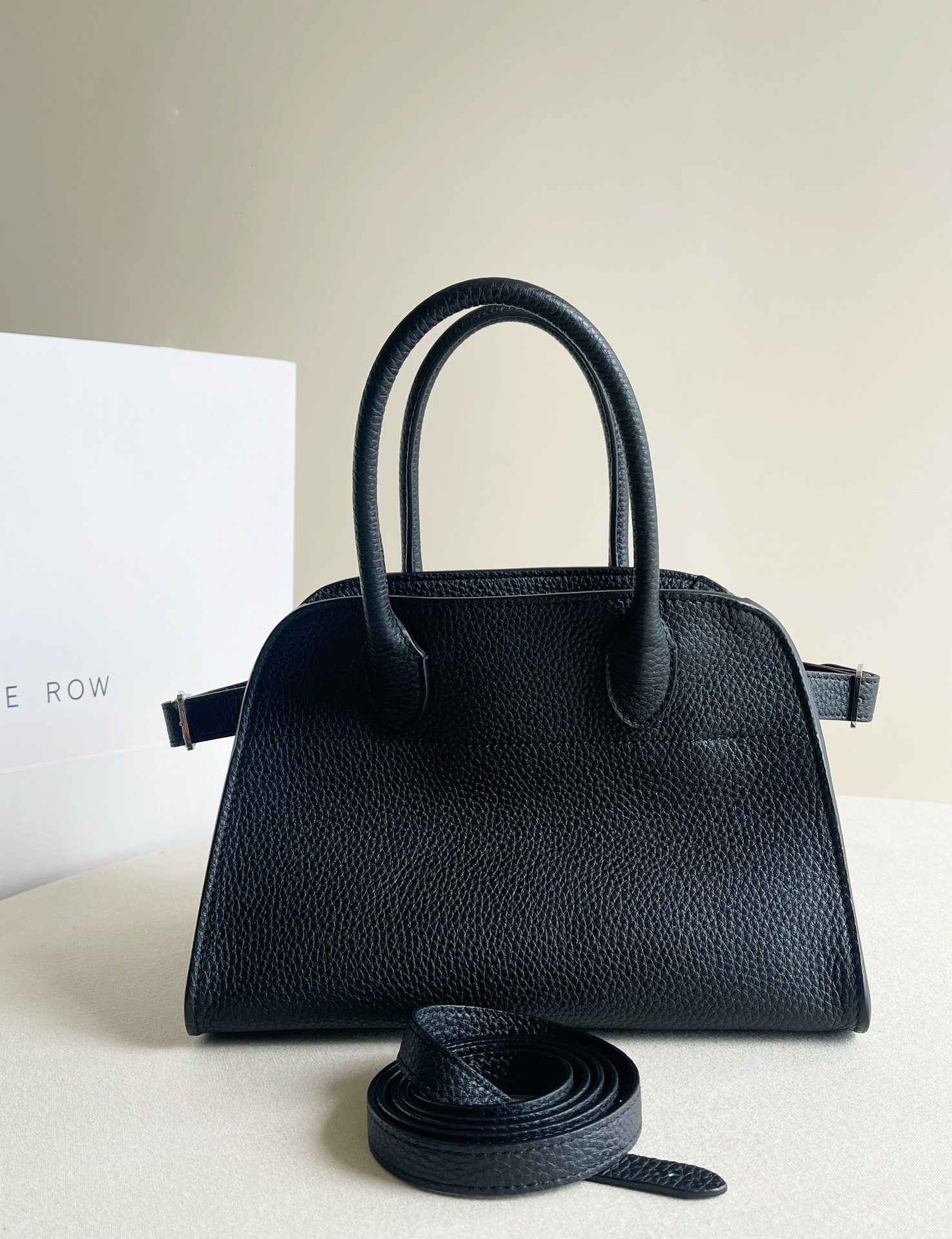 Margaux12's lychee leather has always been more low-key introverted little-known although saddle leather is very hot but this time I chose to stand lychee leather! 🐮 matte lychee grain cowhide -- compared to the saddle leather gold buckle lychee leather with a silver buckle with the overall low-key intriguing more youthful and calm, especially the matte leather is more of the kind of static luxury old money style of the leather; lychee leather advantages are also very obvious manufacturing wear-resistant hand throw also no heartache ~ unlike saddle leather is easy to have scratches