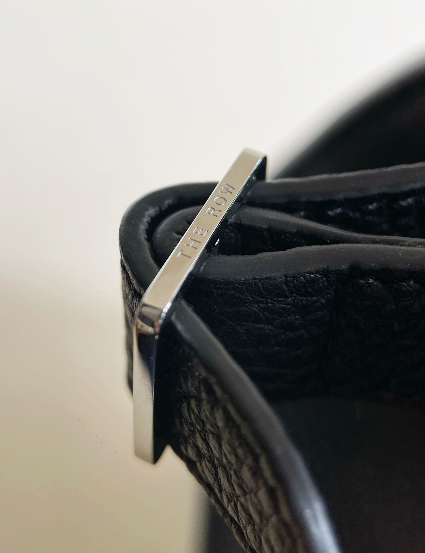 Margaux12's lychee leather has always been more low-key introverted little-known although saddle leather is very hot but this time I chose to stand lychee leather! 🐮 matte lychee grain cowhide -- compared to the saddle leather gold buckle lychee leather with a silver buckle with the overall low-key intriguing more youthful and calm, especially the matte leather is more of the kind of static luxury old money style of the leather; lychee leather advantages are also very obvious manufacturing wear-resistant hand throw also no heartache ~ unlike saddle leather is easy to have scratches