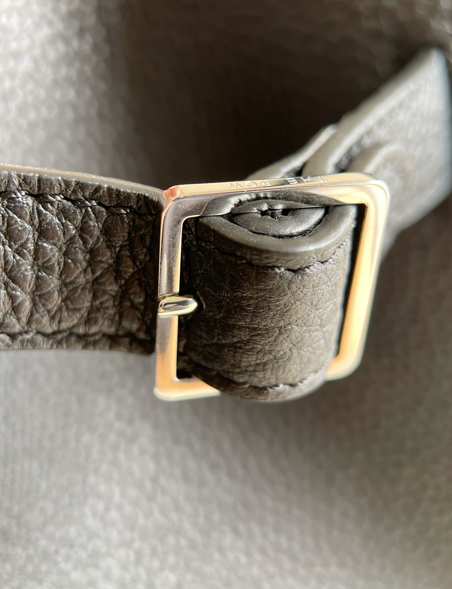 Margaux12's lychee leather has always been more low-key introverted little-known although saddle leather is very hot but this time I chose to stand lychee leather! 🐮 matte lychee grain cowhide -- compared to the saddle leather gold buckle lychee leather with a silver buckle with the overall low-key intriguing more youthful and calm, especially the matte leather is more of the kind of static luxury old money style of the leather; lychee leather advantages are also very obvious manufacturing wear-resistant hand throw also no heartache ~ unlike saddle leather is easy to have scratches