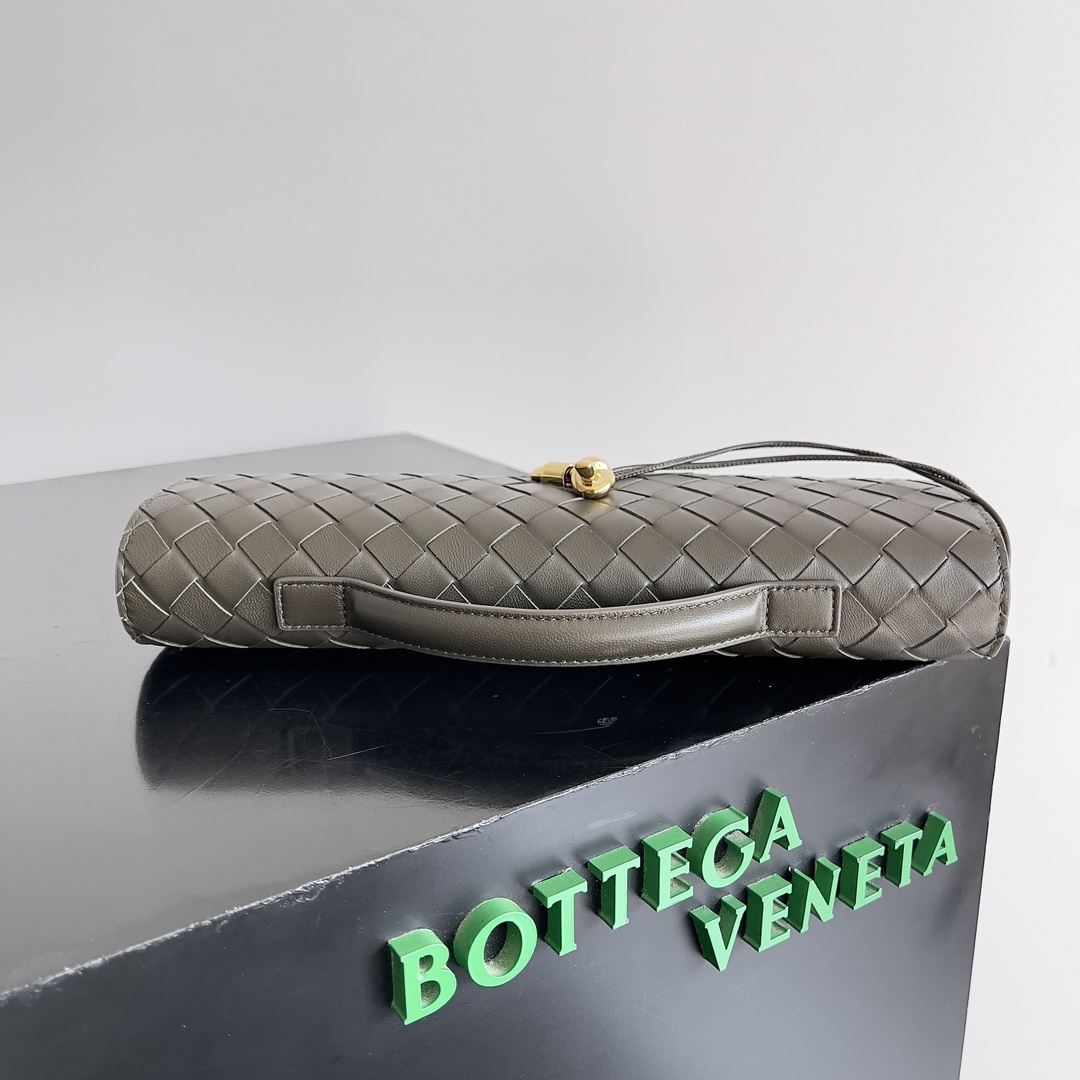 BV Andiamo evening handbags are hard to grass again ~ economic downturn in the era of the designer aesthetic is back in love with a glance, love can not let go of the kind of Tsch ~ Ga Ga beauty full of air field shape and texture are very resistant to compare with the weight of lightweight capacity of the fashionable people must have for a variety of occasions Minimalist high luxury Model No.: 741511 Size: 31 * 13 * 3cm - high imitation of the factory