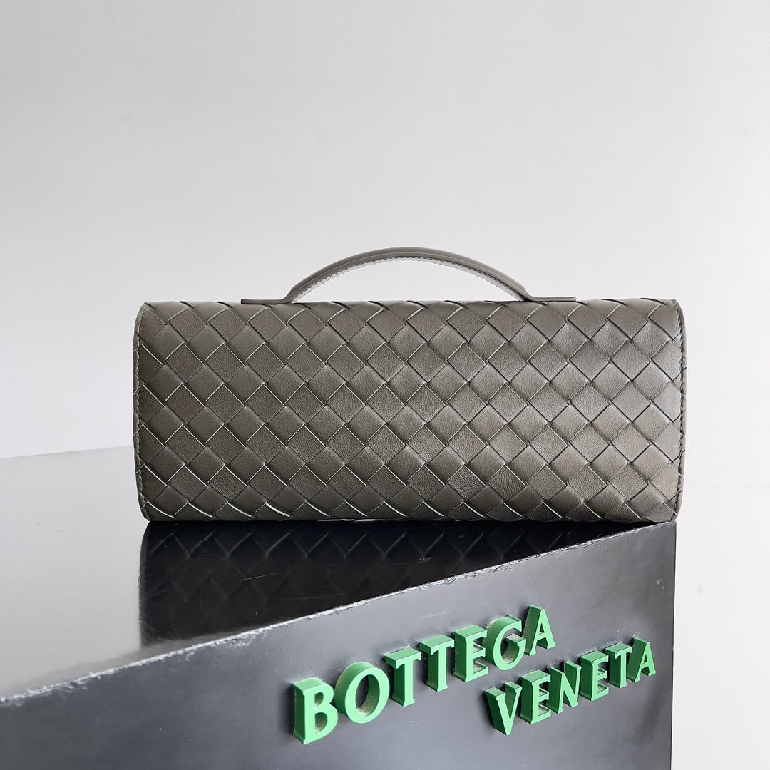 BV Andiamo evening handbags are hard to grass again ~ economic downturn in the era of the designer aesthetic is back in love with a glance, love can not let go of the kind of Tsch ~ Ga Ga beauty full of air field shape and texture are very resistant to compare with the weight of lightweight capacity of the fashionable people must have for a variety of occasions Minimalist high luxury Model No.: 741511 Size: 31 * 13 * 3cm - high imitation of the factory