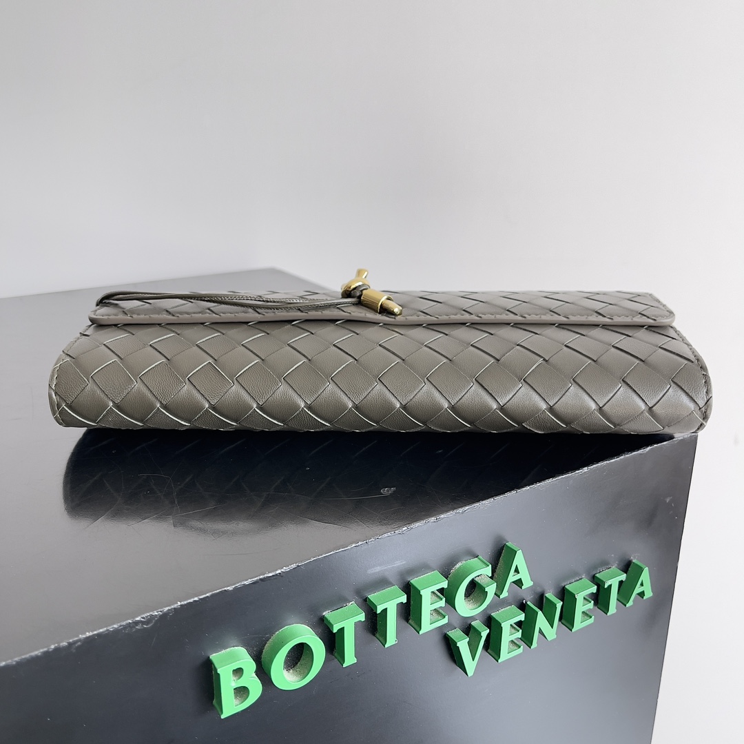 BV Andiamo evening handbags are hard to grass again ~ economic downturn in the era of the designer aesthetic is back in love with a glance, love can not let go of the kind of Tsch ~ Ga Ga beauty full of air field shape and texture are very resistant to compare with the weight of lightweight capacity of the fashionable people must have for a variety of occasions Minimalist high luxury Model No.: 741511 Size: 31 * 13 * 3cm - high imitation of the factory