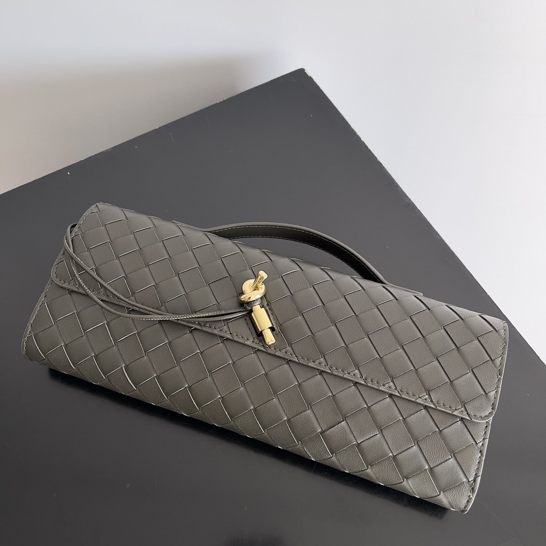 BV Andiamo evening handbags are hard to grass again ~ economic downturn in the era of the designer aesthetic is back in love with a glance, love can not let go of the kind of Tsch ~ Ga Ga beauty full of air field shape and texture are very resistant to compare with the weight of lightweight capacity of the fashionable people must have for a variety of occasions Minimalist high luxury Model No.: 741511 Size: 31 * 13 * 3cm - high imitation of the factory