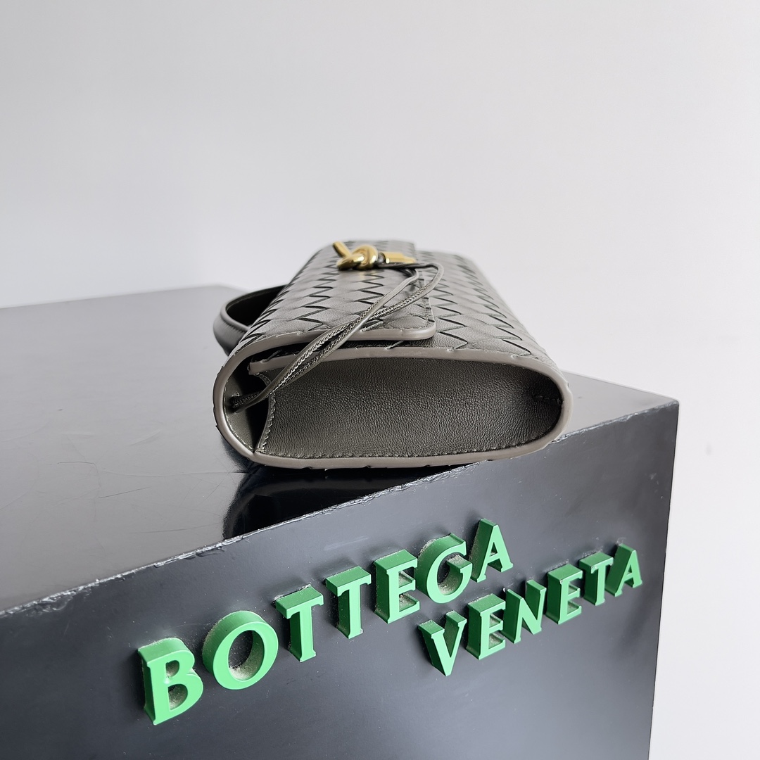 BV Andiamo evening handbags are hard to grass again ~ economic downturn in the era of the designer aesthetic is back in love with a glance, love can not let go of the kind of Tsch ~ Ga Ga beauty full of air field shape and texture are very resistant to compare with the weight of lightweight capacity of the fashionable people must have for a variety of occasions Minimalist high luxury Model No.: 741511 Size: 31 * 13 * 3cm - high imitation of the factory