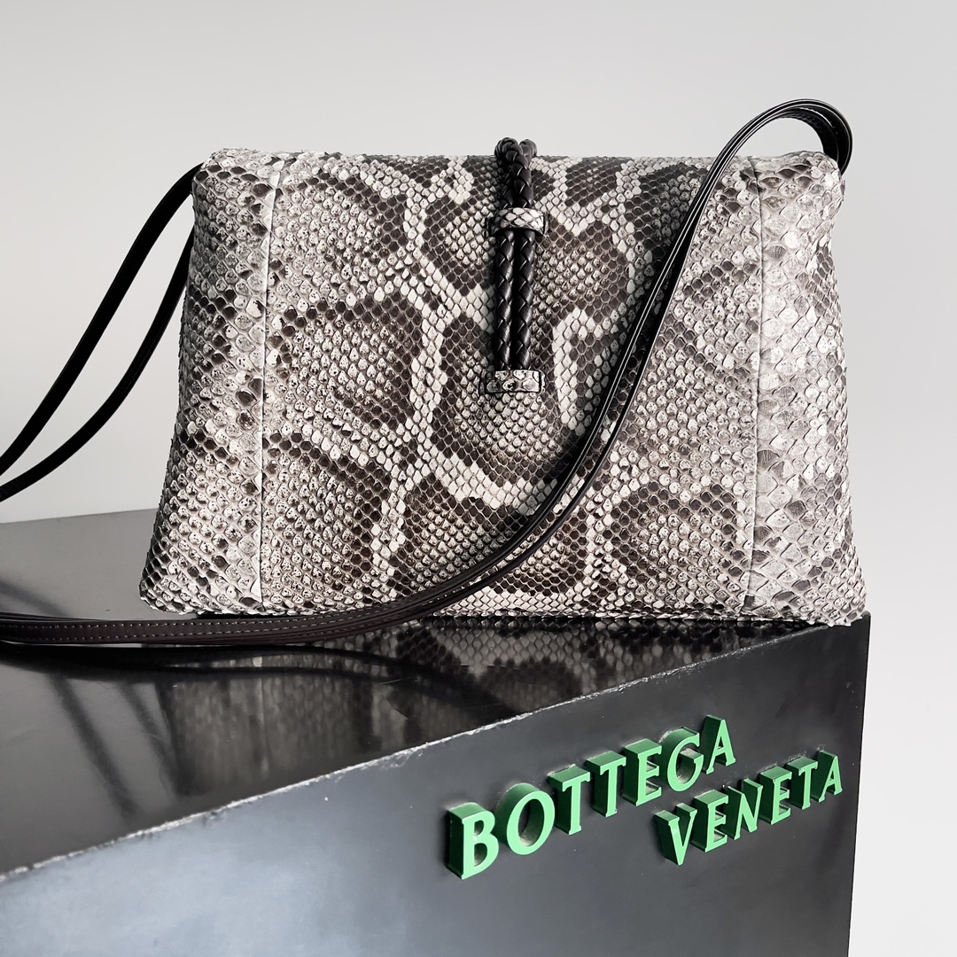 BOTTEGA VENETA Women's Crossbody Bag The Liberta is a gentle yet tough knitted beauty in wild python skin 🐍 This is a fashion that belongs exclusively to the successful woman who seeks to be wildly beautiful Each snakeskin is unique and unrepeatable A return to pragmatism, the winter of '24 is characterized by the crossbody and large capacity of the Liberta, with its single compartment and spacious opening, which corresponds to its name. Zipperless design corresponds to its own name implies freedom and not be bound "large single room" is the advantage of the winter clothing is complicated when it is easy to find the items can be hand-carried can be carried on the shoulder to meet the needs of a variety of occasions Model: 27 * 16 * 6cm - high imitation factory