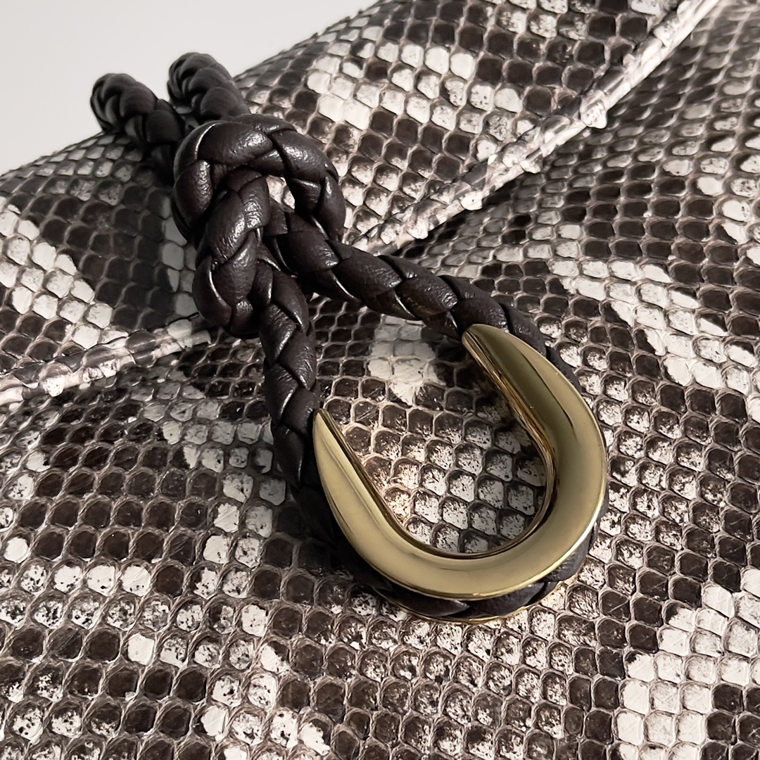 BOTTEGA VENETA Women's Crossbody Bag The Liberta is a gentle yet tough knitted beauty in wild python skin 🐍 This is a fashion that belongs exclusively to the successful woman who seeks to be wildly beautiful Each snakeskin is unique and unrepeatable A return to pragmatism, the winter of '24 is characterized by the crossbody and large capacity of the Liberta, with its single compartment and spacious opening, which corresponds to its name. Zipperless design corresponds to its own name implies freedom and not be bound "large single room" is the advantage of the winter clothing is complicated when it is easy to find the items can be hand-carried can be carried on the shoulder to meet the needs of a variety of occasions Model: 27 * 16 * 6cm - high imitation factory