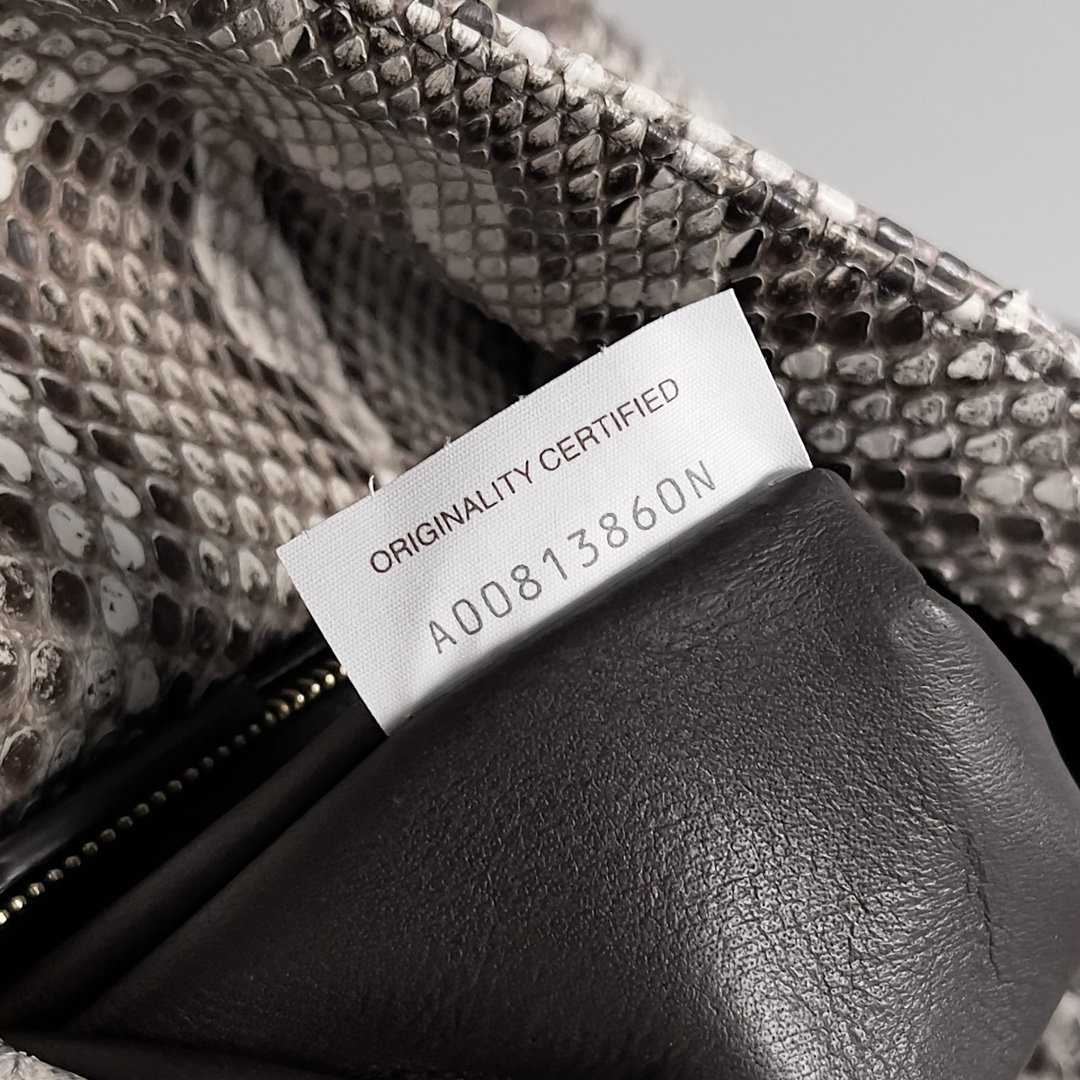 BOTTEGA VENETA Women's Crossbody Bag The Liberta is a gentle yet tough knitted beauty in wild python skin 🐍 This is a fashion that belongs exclusively to the successful woman who seeks to be wildly beautiful Each snakeskin is unique and unrepeatable A return to pragmatism, the winter of '24 is characterized by the crossbody and large capacity of the Liberta, with its single compartment and spacious opening, which corresponds to its name. Zipperless design corresponds to its own name implies freedom and not be bound "large single room" is the advantage of the winter clothing is complicated when it is easy to find the items can be hand-carried can be carried on the shoulder to meet the needs of a variety of occasions Model: 27 * 16 * 6cm - high imitation factory