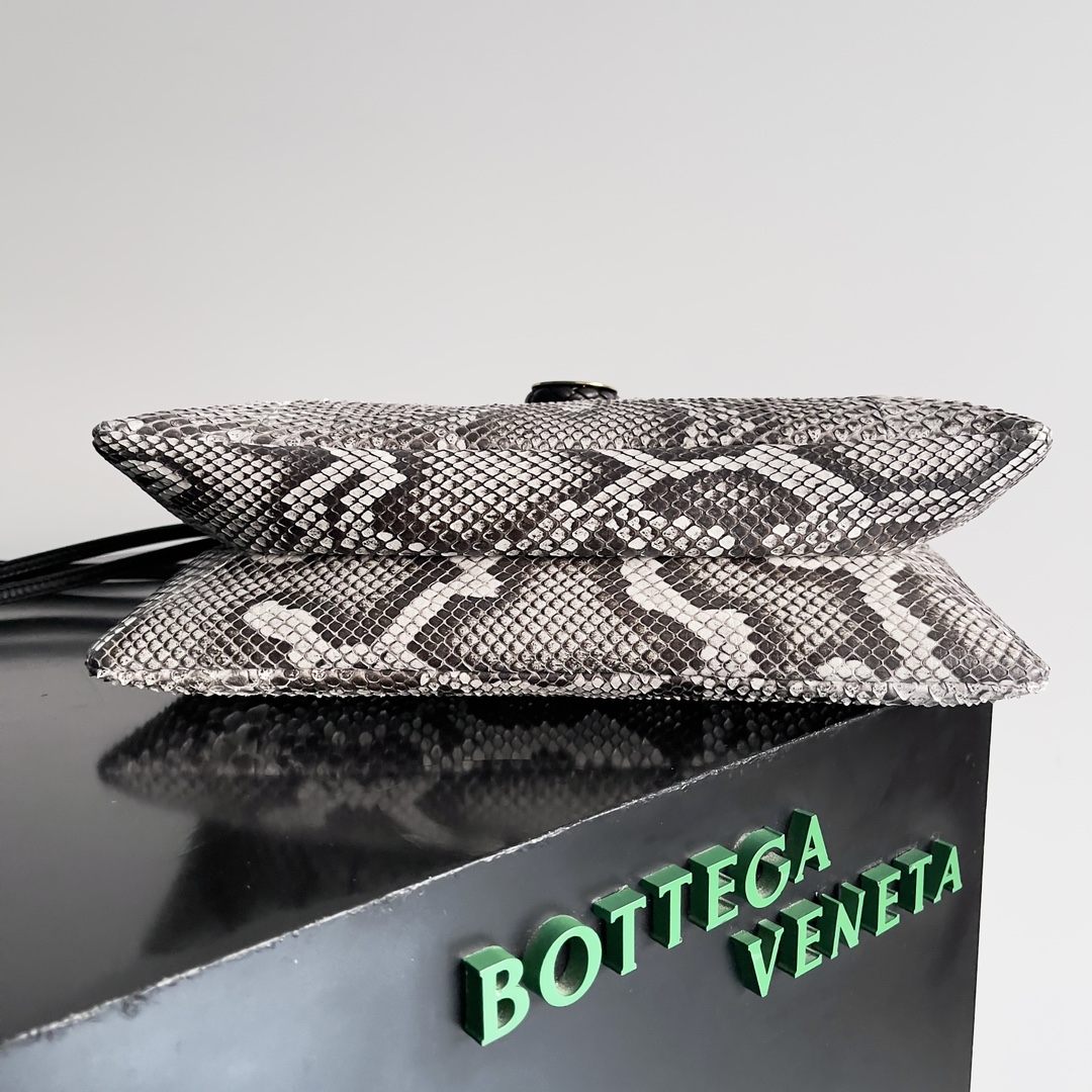 BOTTEGA VENETA Women's Crossbody Bag The Liberta is a gentle yet tough knitted beauty in wild python skin 🐍 This is a fashion that belongs exclusively to the successful woman who seeks to be wildly beautiful Each snakeskin is unique and unrepeatable A return to pragmatism, the winter of '24 is characterized by the crossbody and large capacity of the Liberta, with its single compartment and spacious opening, which corresponds to its name. Zipperless design corresponds to its own name implies freedom and not be bound "large single room" is the advantage of the winter clothing is complicated when it is easy to find the items can be hand-carried can be carried on the shoulder to meet the needs of a variety of occasions Model: 27 * 16 * 6cm - high imitation factory