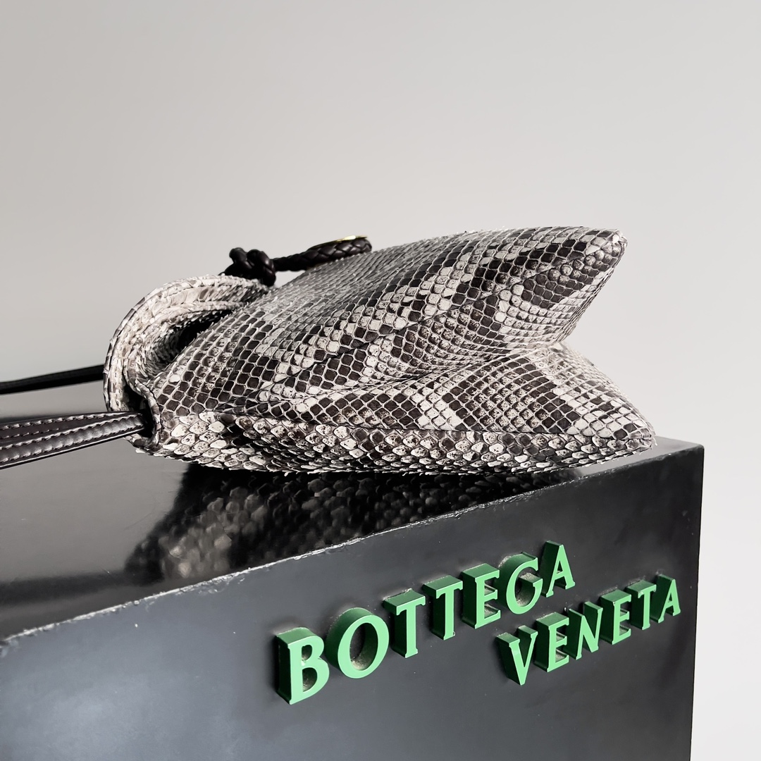 BOTTEGA VENETA Women's Crossbody Bag The Liberta is a gentle yet tough knitted beauty in wild python skin 🐍 This is a fashion that belongs exclusively to the successful woman who seeks to be wildly beautiful Each snakeskin is unique and unrepeatable A return to pragmatism, the winter of '24 is characterized by the crossbody and large capacity of the Liberta, with its single compartment and spacious opening, which corresponds to its name. Zipperless design corresponds to its own name implies freedom and not be bound "large single room" is the advantage of the winter clothing is complicated when it is easy to find the items can be hand-carried can be carried on the shoulder to meet the needs of a variety of occasions Model: 27 * 16 * 6cm - high imitation factory