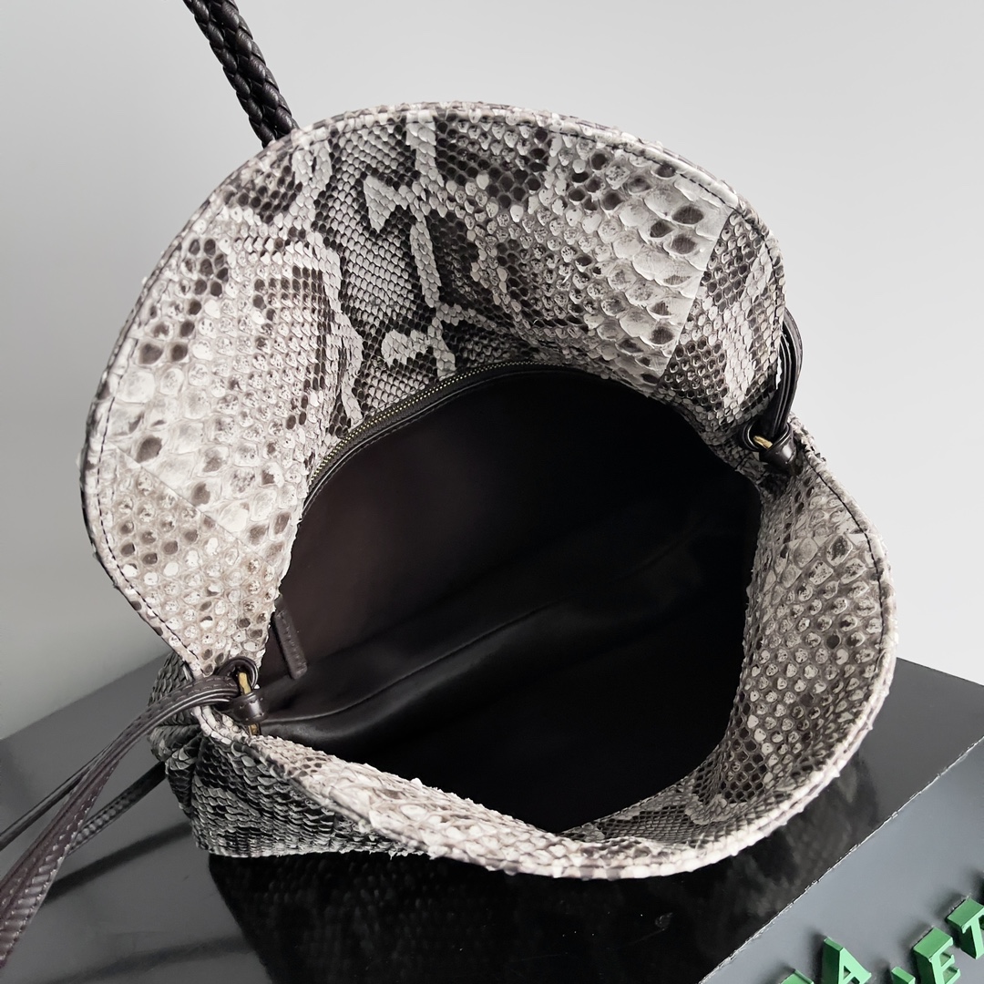 BOTTEGA VENETA Women's Crossbody Bag The Liberta is a gentle yet tough knitted beauty in wild python skin 🐍 This is a fashion that belongs exclusively to the successful woman who seeks to be wildly beautiful Each snakeskin is unique and unrepeatable A return to pragmatism, the winter of '24 is characterized by the crossbody and large capacity of the Liberta, with its single compartment and spacious opening, which corresponds to its name. Zipperless design corresponds to its own name implies freedom and not be bound "large single room" is the advantage of the winter clothing is complicated when it is easy to find the items can be hand-carried can be carried on the shoulder to meet the needs of a variety of occasions Model: 27 * 16 * 6cm - high imitation factory