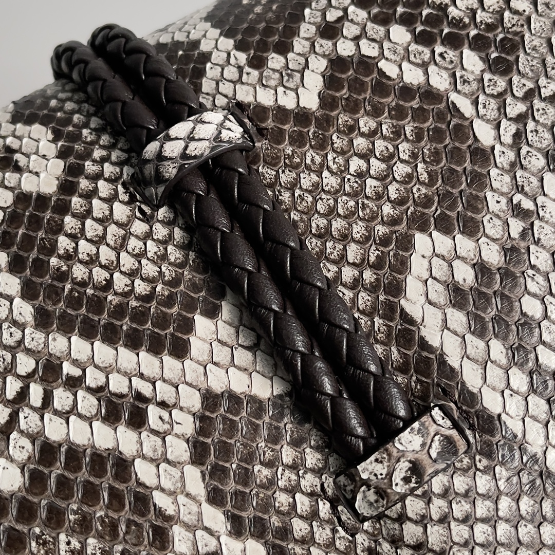BOTTEGA VENETA Women's Crossbody Bag The Liberta is a gentle yet tough knitted beauty in wild python skin 🐍 This is a fashion that belongs exclusively to the successful woman who seeks to be wildly beautiful Each snakeskin is unique and unrepeatable A return to pragmatism, the winter of '24 is characterized by the crossbody and large capacity of the Liberta, with its single compartment and spacious opening, which corresponds to its name. Zipperless design corresponds to its own name implies freedom and not be bound "large single room" is the advantage of the winter clothing is complicated when it is easy to find the items can be hand-carried can be carried on the shoulder to meet the needs of a variety of occasions Model: 27 * 16 * 6cm - high imitation factory
