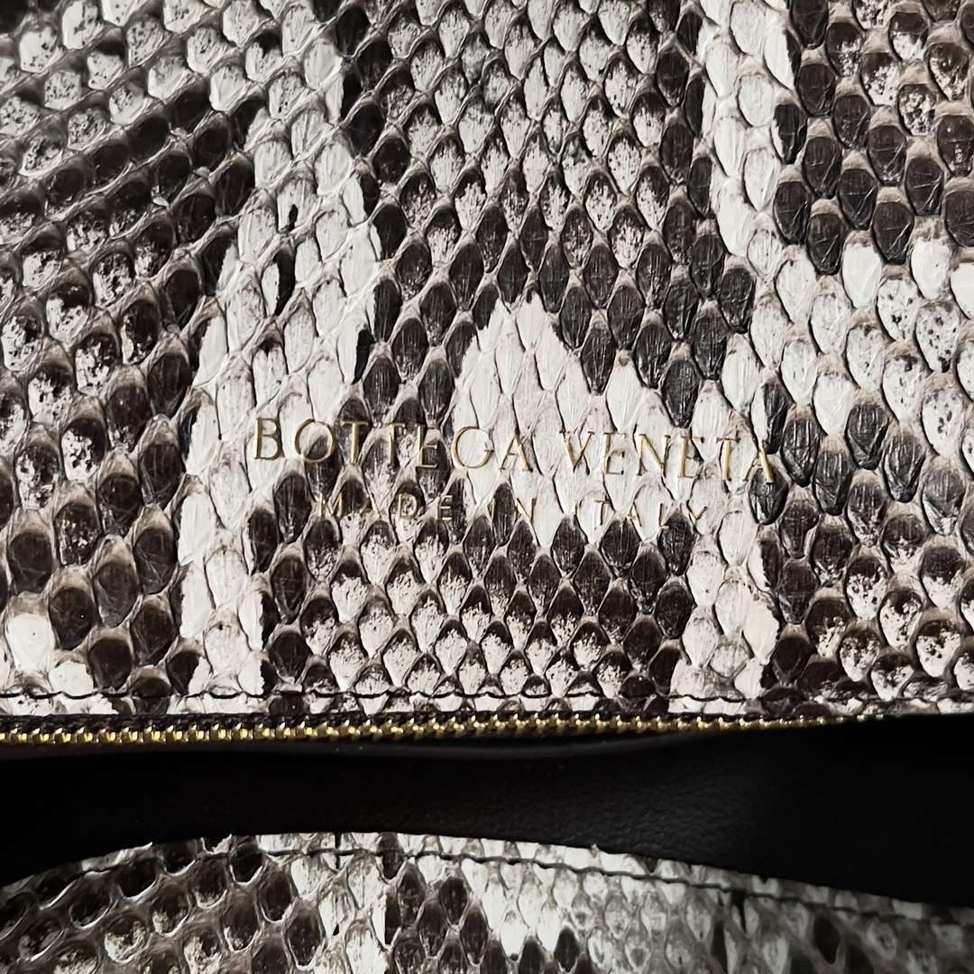 BOTTEGA VENETA Women's Crossbody Bag The Liberta is a gentle yet tough knitted beauty in wild python skin 🐍 This is a fashion that belongs exclusively to the successful woman who seeks to be wildly beautiful Each snakeskin is unique and unrepeatable A return to pragmatism, the winter of '24 is characterized by the crossbody and large capacity of the Liberta, with its single compartment and spacious opening, which corresponds to its name. Zipperless design corresponds to its own name implies freedom and not be bound "large single room" is the advantage of the winter clothing is complicated when it is easy to find the items can be hand-carried can be carried on the shoulder to meet the needs of a variety of occasions Model: 27 * 16 * 6cm - high imitation factory