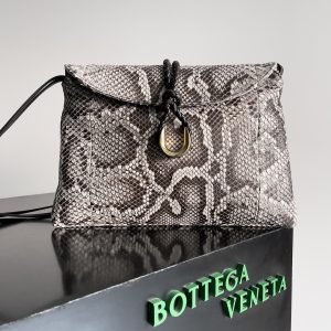 BOTTEGA VENETA 女士斜挎包 富贵版Liberta啦温柔而坚韧的针织之美与野性十足的蟒蛇皮🐍这是独属于追求野性美的成功女士的时髦每只蛇皮都是独一无二不可复制的实用主义的回归24年冬季多以斜挎大容量为主Liberta内里单层开口宽敞无拉链设计对应自身的名字蕴意自由而不被束缚“大单间”的好处就是在冬天衣物繁杂时方便找到物品可手拿可肩背适配各种场合需求
款号：806034
尺寸：30*20*8cm-高仿包包