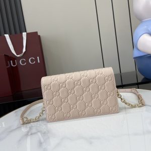 p680 GUCCI Emblem系列超柔软荔粉色压花/全皮链条包
型号：818705
尺寸：20（长）x 12.5（宽) x 4cm（厚）
颜色：粉色全皮/
意大利创作-高仿包包