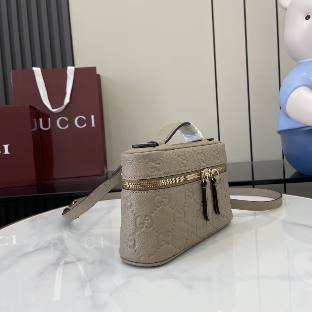 图片[2]-p1000 GG Emblem系列超迷你手袋
GG Emblem系列以创意设计和创新功能焕新诠释经典图案匠心缔造未来数年的珍藏之选这款超迷你手袋焕新演绎品牌全新小件配饰系列甄选经典GG粒面皮革制作精心搭配两个内部卡片隔层和一个可调节皮革肩带展现百搭设计美学灰色GG粒面皮革棉麻混纺和塔夫绸衬里内部：2个卡片隔层提手（5厘米高）可调节皮革肩带（52厘米高）双向拉链开合
型号：815949
尺寸：20（宽）x 12（高）x 5cm（深）
颜色：灰压花皮/
意大利创作-高仿包包