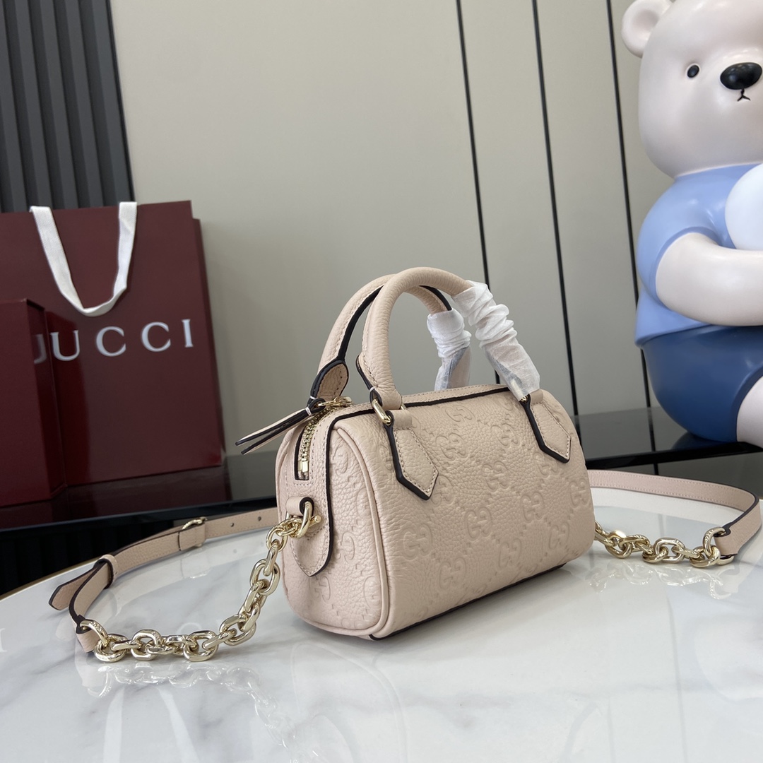 图片[2]-p1000 GUCCI Emblem系列超迷你手提包
GG Emblem系列以创意设计和创新功能焕新诠释经典图案匠心缔造未来数年的珍藏之选这款手提包焕新演绎品牌全新小件配饰系列甄选经典GG粒面皮革制作精心搭配可调节链条和皮革肩带拉链开合设计更添安全保障
粉色GG粒面皮革
棉麻混纺衬里
提手（7厘米高）
可调节链条和皮革肩带（52厘米高）；长度可在108厘米与117厘米之间调节
拉链开合
重量：约0.4千克
意大利创作
型号：815256
尺寸：16.5（长）x 10（宽）x 8cm（厚）
颜色：粉色全皮/
意大利创作-高仿包包