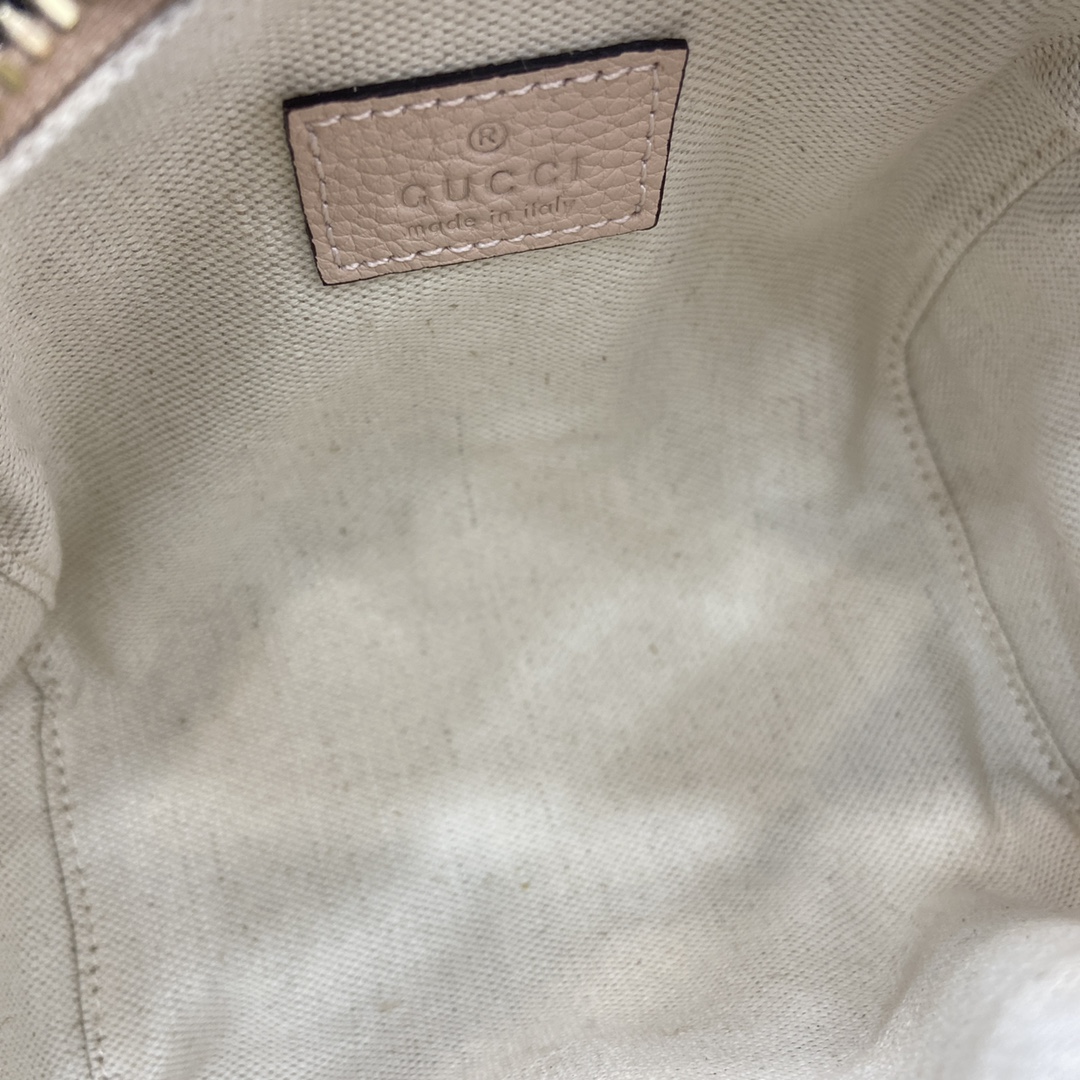 图片[9]-p1000 GUCCI Emblem系列超迷你手提包
GG Emblem系列以创意设计和创新功能焕新诠释经典图案匠心缔造未来数年的珍藏之选这款手提包焕新演绎品牌全新小件配饰系列甄选经典GG粒面皮革制作精心搭配可调节链条和皮革肩带拉链开合设计更添安全保障
粉色GG粒面皮革
棉麻混纺衬里
提手（7厘米高）
可调节链条和皮革肩带（52厘米高）；长度可在108厘米与117厘米之间调节
拉链开合
重量：约0.4千克
意大利创作
型号：815256
尺寸：16.5（长）x 10（宽）x 8cm（厚）
颜色：粉色全皮/
意大利创作-高仿包包