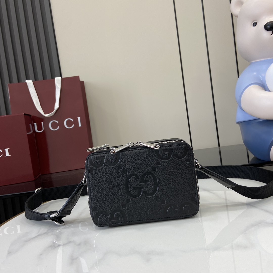 p1020 GUCCI Emblem系列超柔软荔克色压花/全皮链条包
型号：816958
尺寸：26（长）x 17（宽) x 9cm（厚）
颜色：黑色全皮/
意大利创作-高仿包包